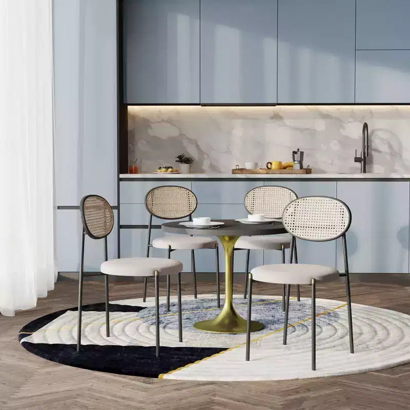 Ensemble de salle à manger LeisureMod 5 pièces - Table à manger ronde 36 po avec dessus en MDF noir et base dorée, 4 chaises de salle à manger en velours avec pieds en acier noir