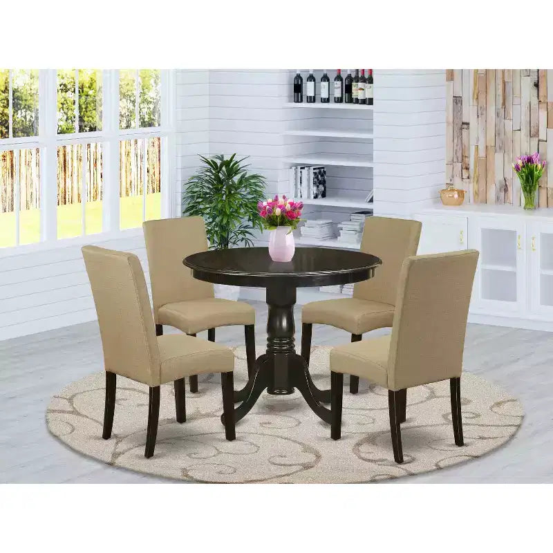 Table à manger HomeStock 5 pièces, plateau rond en bois massif finition cappuccino avec 4 chaises Parson