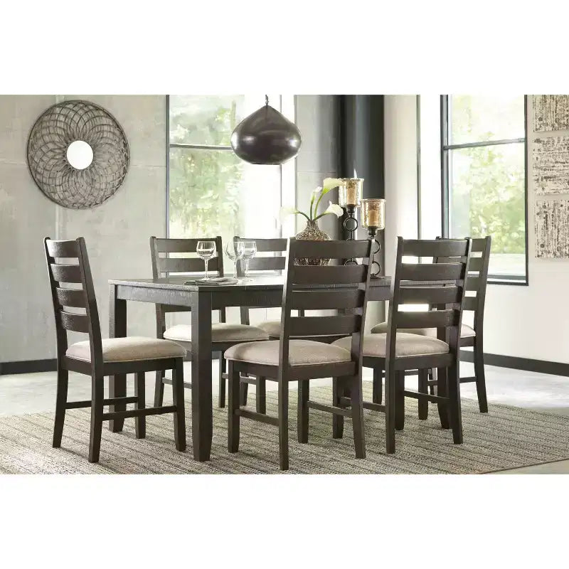 Signature Design by Ashley Rokane Ensemble table et chaises de salle à manger marron : 7 pièces, chaises rembourrées, cadre en bois