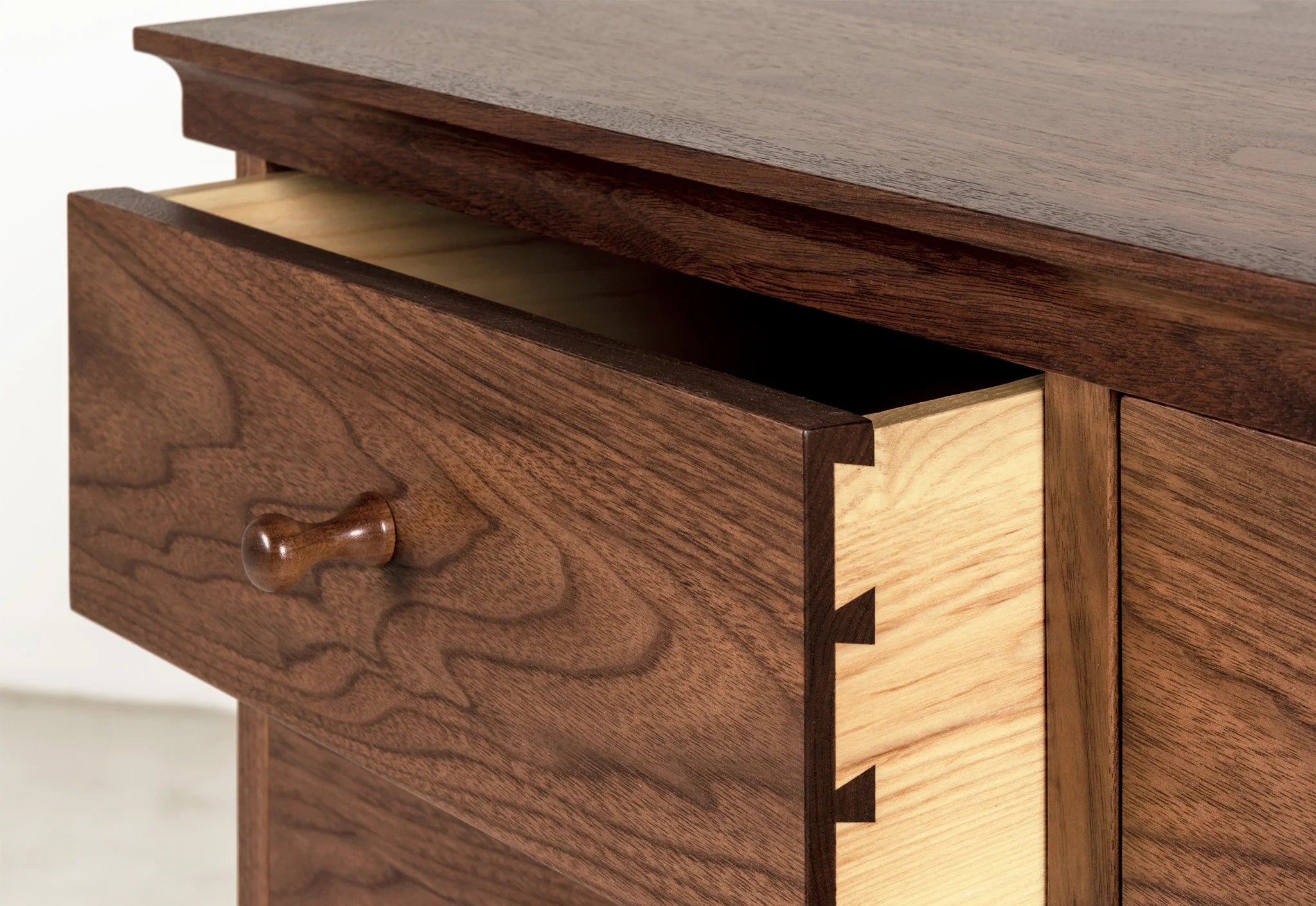 Commode à cinq tiroirs - Conçue dans la tradition, la nôtre est dépourvue d'ornementation, le grain du bois resplendissant sur son