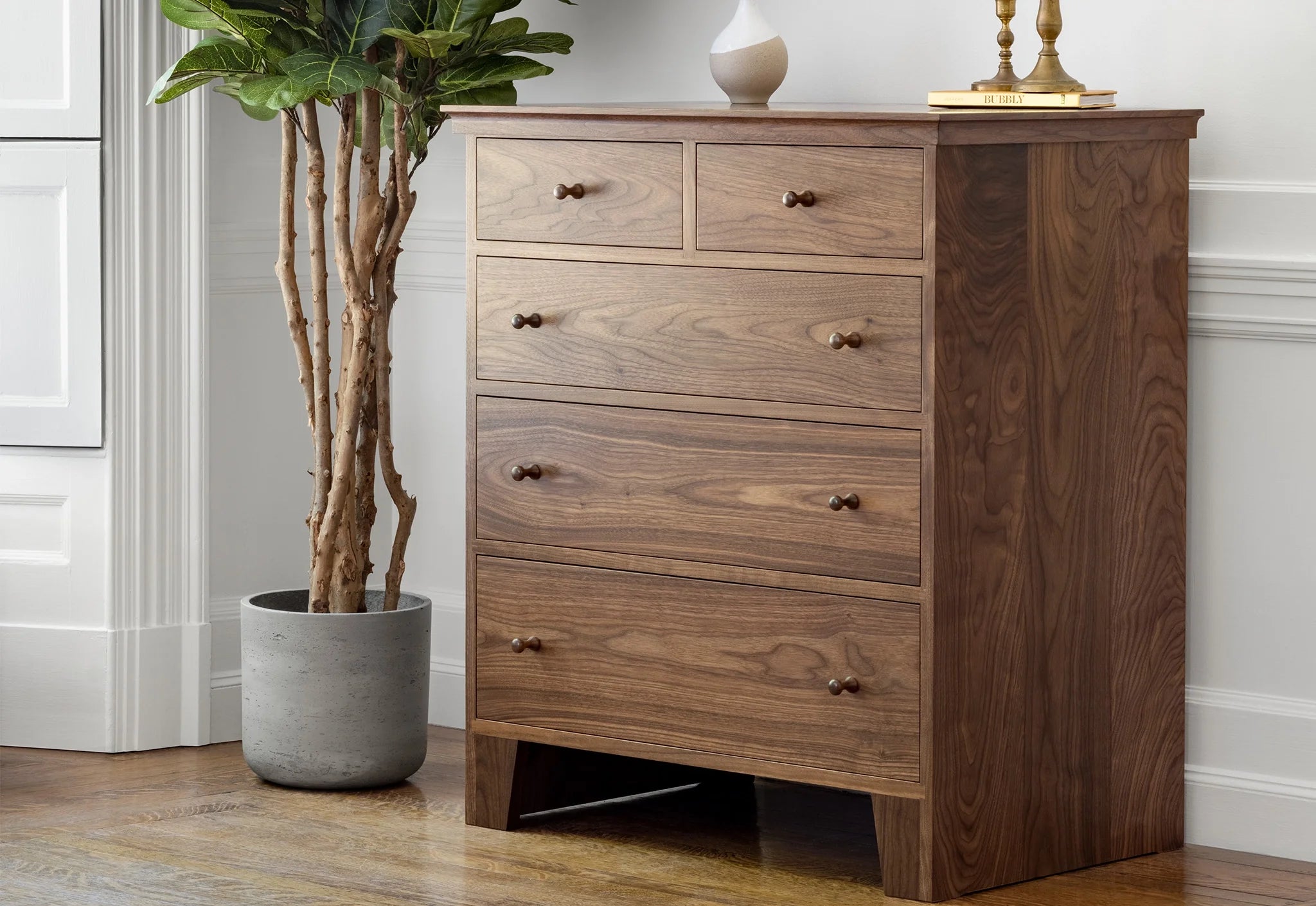 Commode à cinq tiroirs - Conçue dans la tradition, la nôtre est dépourvue d'ornementation, le grain du bois resplendissant sur son