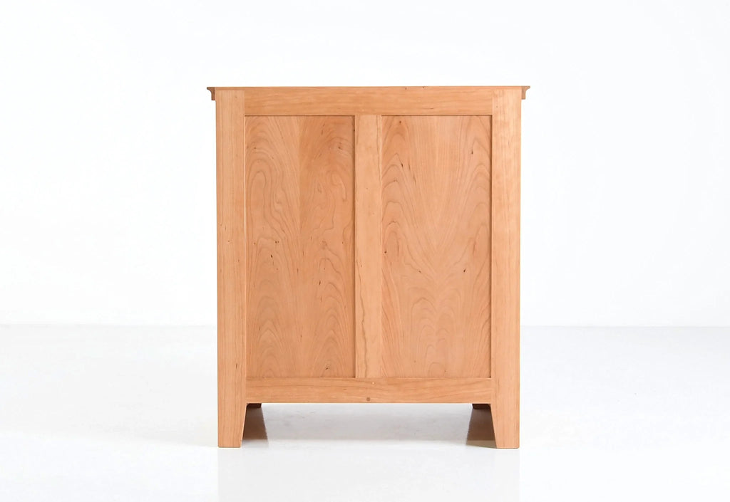 Commode à cinq tiroirs - Conçue dans la tradition, la nôtre est dépourvue d'ornementation, le grain du bois resplendissant sur son