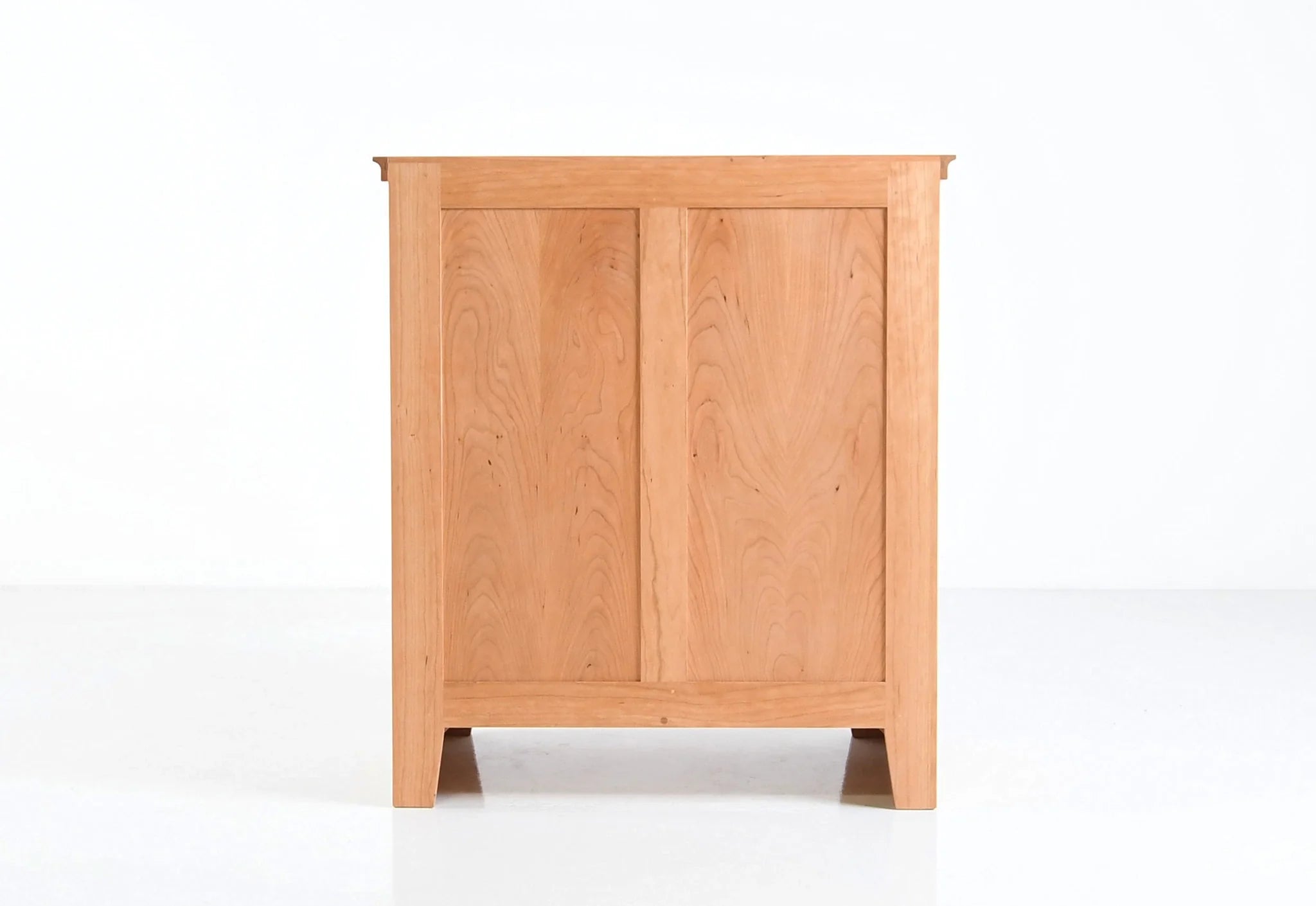 Commode à cinq tiroirs - Conçue dans la tradition, la nôtre est dépourvue d'ornementation, le grain du bois resplendissant sur son