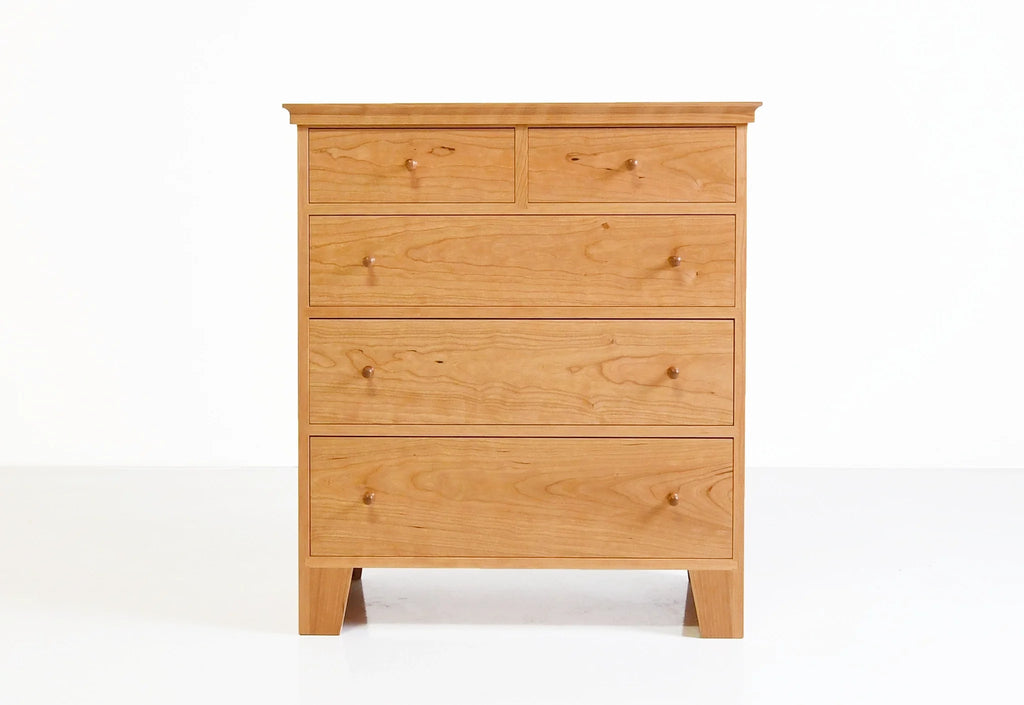Commode à cinq tiroirs - Conçue dans la tradition, la nôtre est dépourvue d'ornementation, le grain du bois resplendissant sur son
