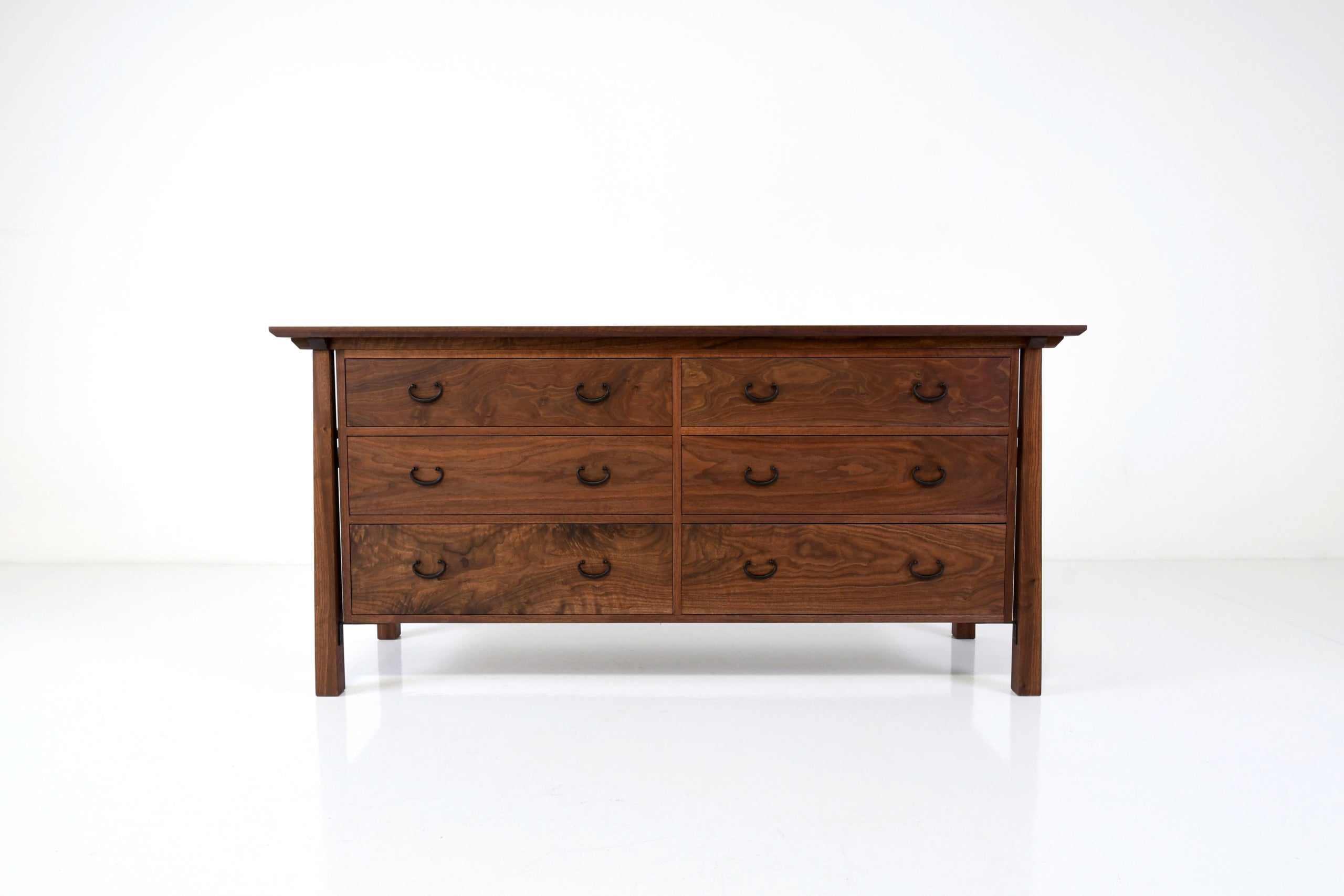 Commode horizontale – Une pièce maîtresse qui s'inspire des principes du début du XXe siècle et du mouvement.