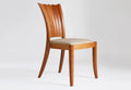 Chaise d'appoint - Les lignes en forme de sablier de la – visibles dans les courbes convexes et concaves sculptées à la main de son dossier distinctif
