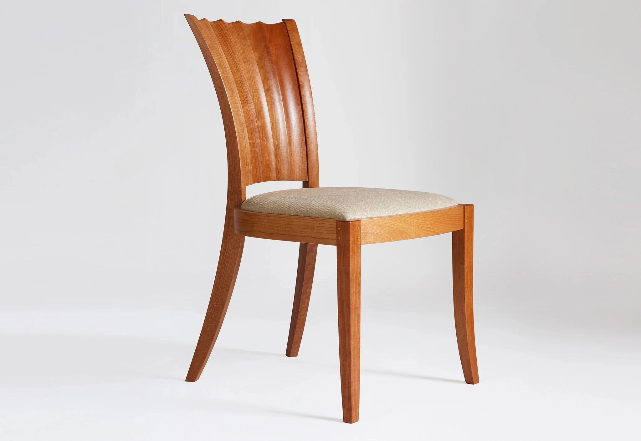 Chaise d'appoint - Les lignes en forme de sablier de la – visibles dans les courbes convexes et concaves sculptées à la main de son dossier distinctif