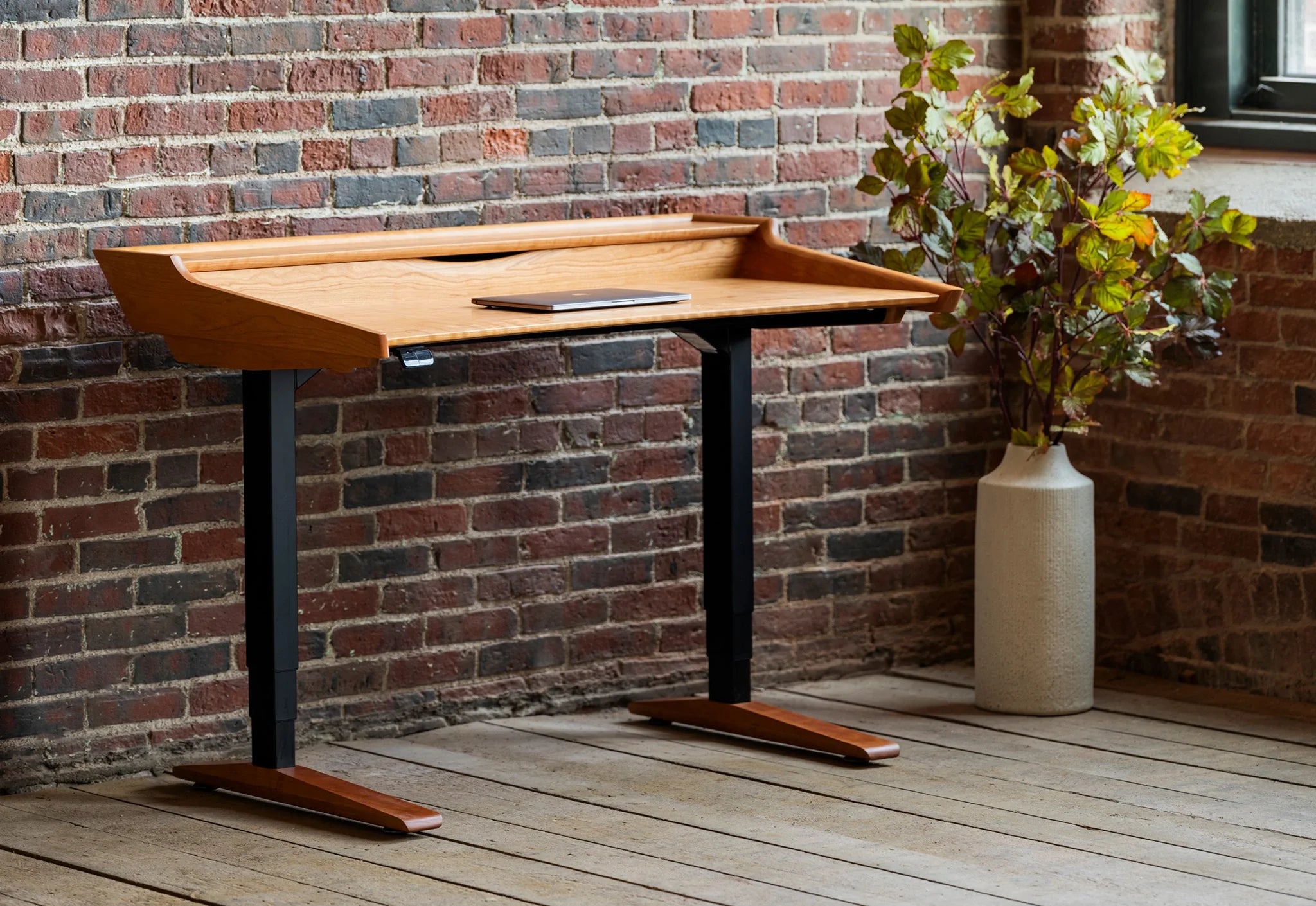 Lift Desk - La conception a été inspirée par le besoin d'un bureau ergonomique, flexible et très fonctionnel répondant aux exigences actuelles.
