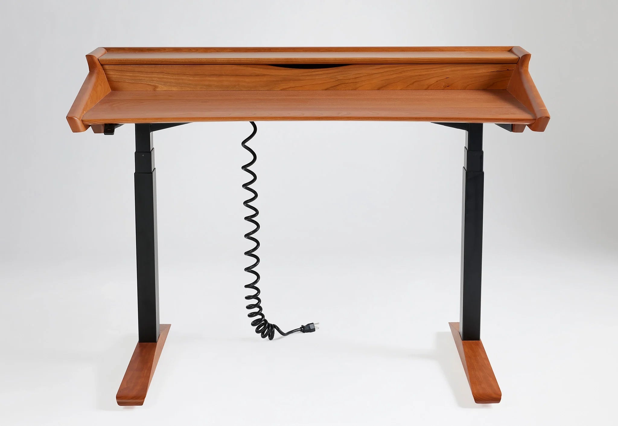 Lift Desk - La conception a été inspirée par le besoin d'un bureau ergonomique, flexible et très fonctionnel répondant aux exigences actuelles.