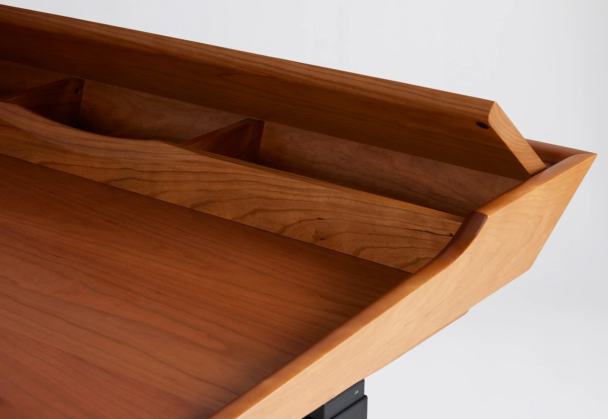 Lift Desk - La conception a été inspirée par le besoin d'un bureau ergonomique, flexible et très fonctionnel répondant aux exigences actuelles.