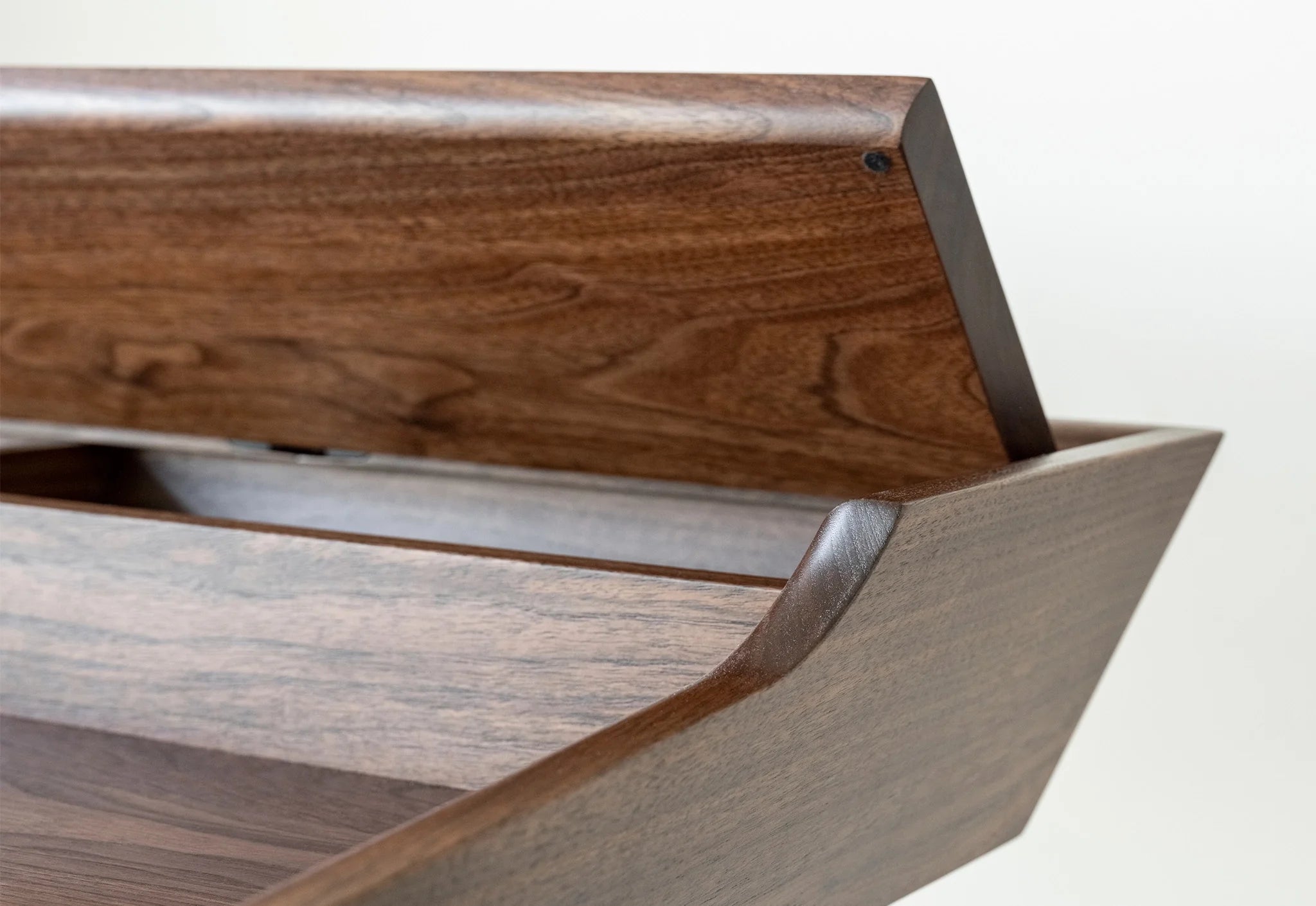 Lift Desk - La conception a été inspirée par le besoin d'un bureau ergonomique, flexible et très fonctionnel répondant aux exigences actuelles.