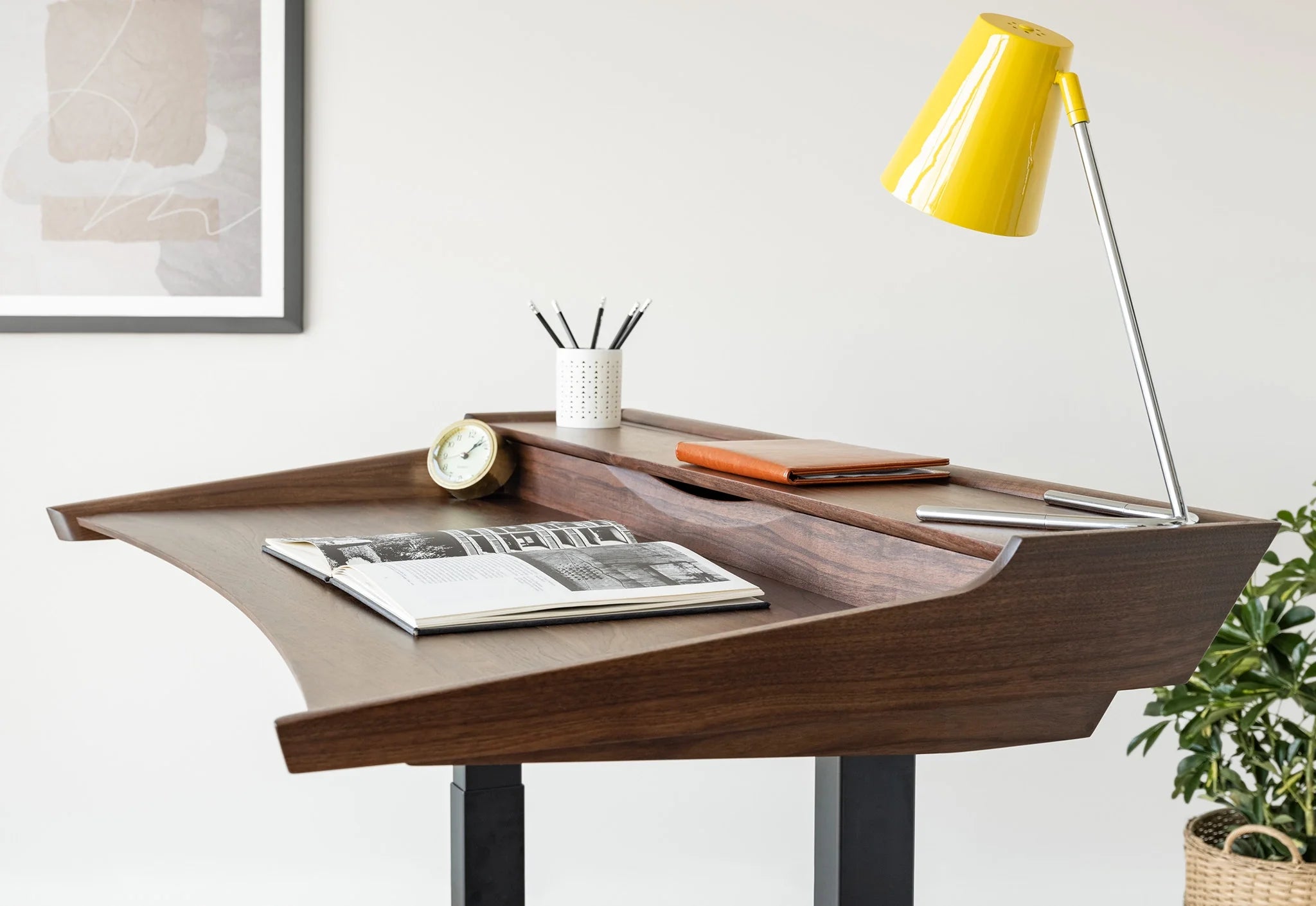 Lift Desk - La conception a été inspirée par le besoin d'un bureau ergonomique, flexible et très fonctionnel répondant aux exigences actuelles.