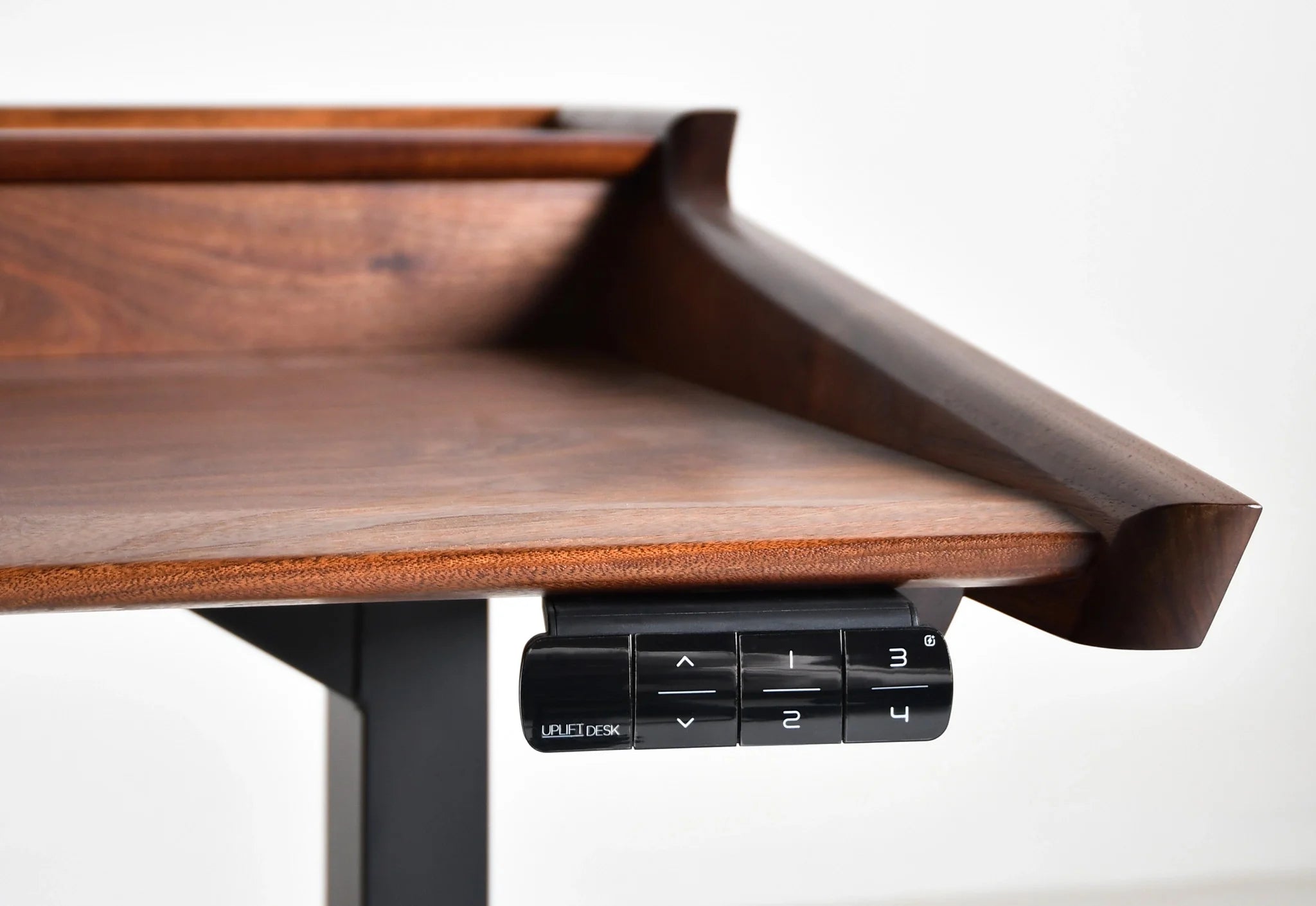 Lift Desk - La conception a été inspirée par le besoin d'un bureau ergonomique, flexible et très fonctionnel répondant aux exigences actuelles.