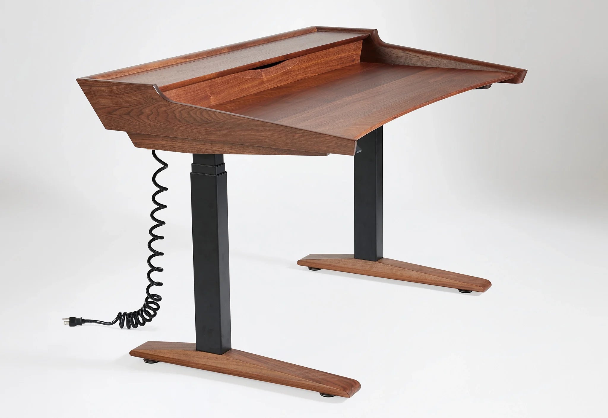 Lift Desk - La conception a été inspirée par le besoin d'un bureau ergonomique, flexible et très fonctionnel répondant aux exigences actuelles.