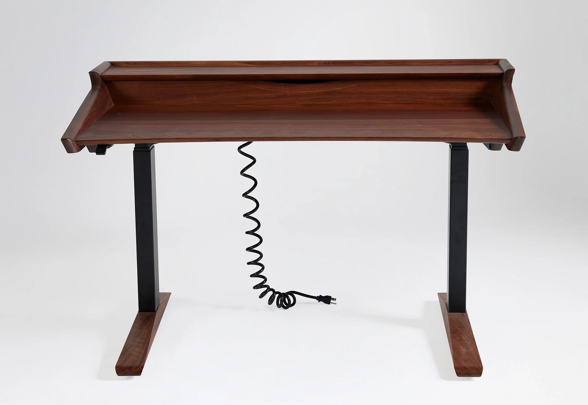 Lift Desk - La conception a été inspirée par le besoin d'un bureau ergonomique, flexible et très fonctionnel répondant aux exigences actuelles.