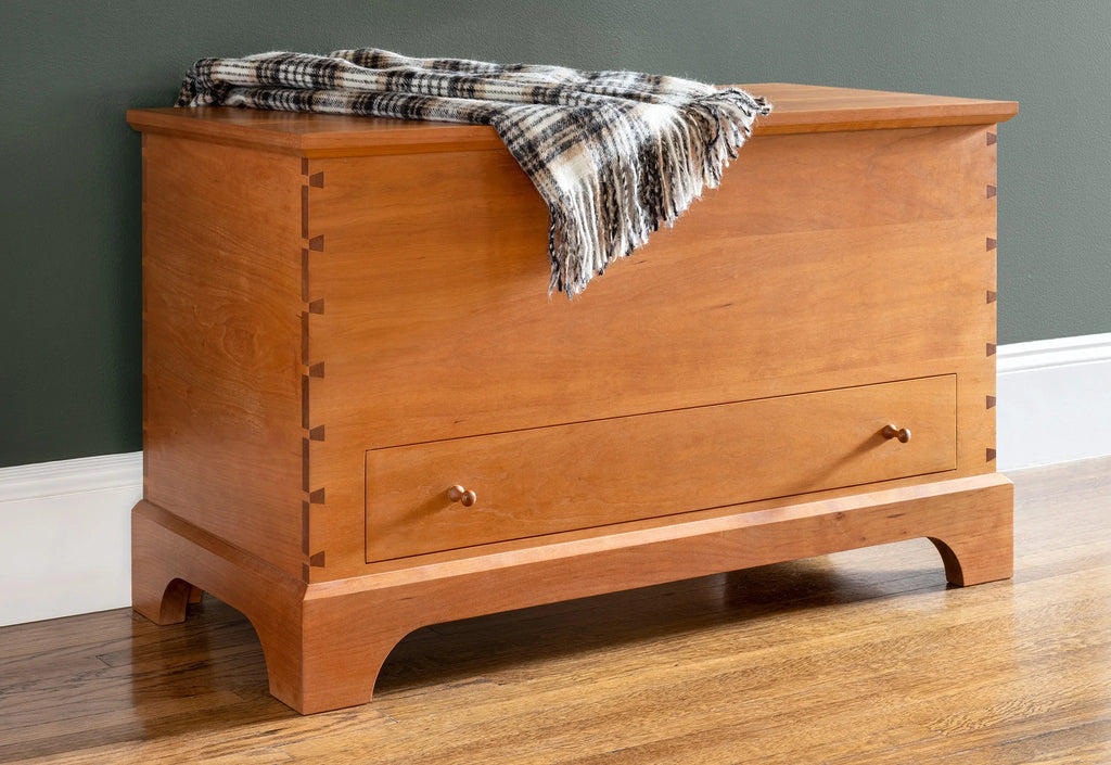 Coffre à couverture – Facilement confondu avec un objet de famille antique, le design de notre transcende la tradition, lui permettant de s'intégrer dans