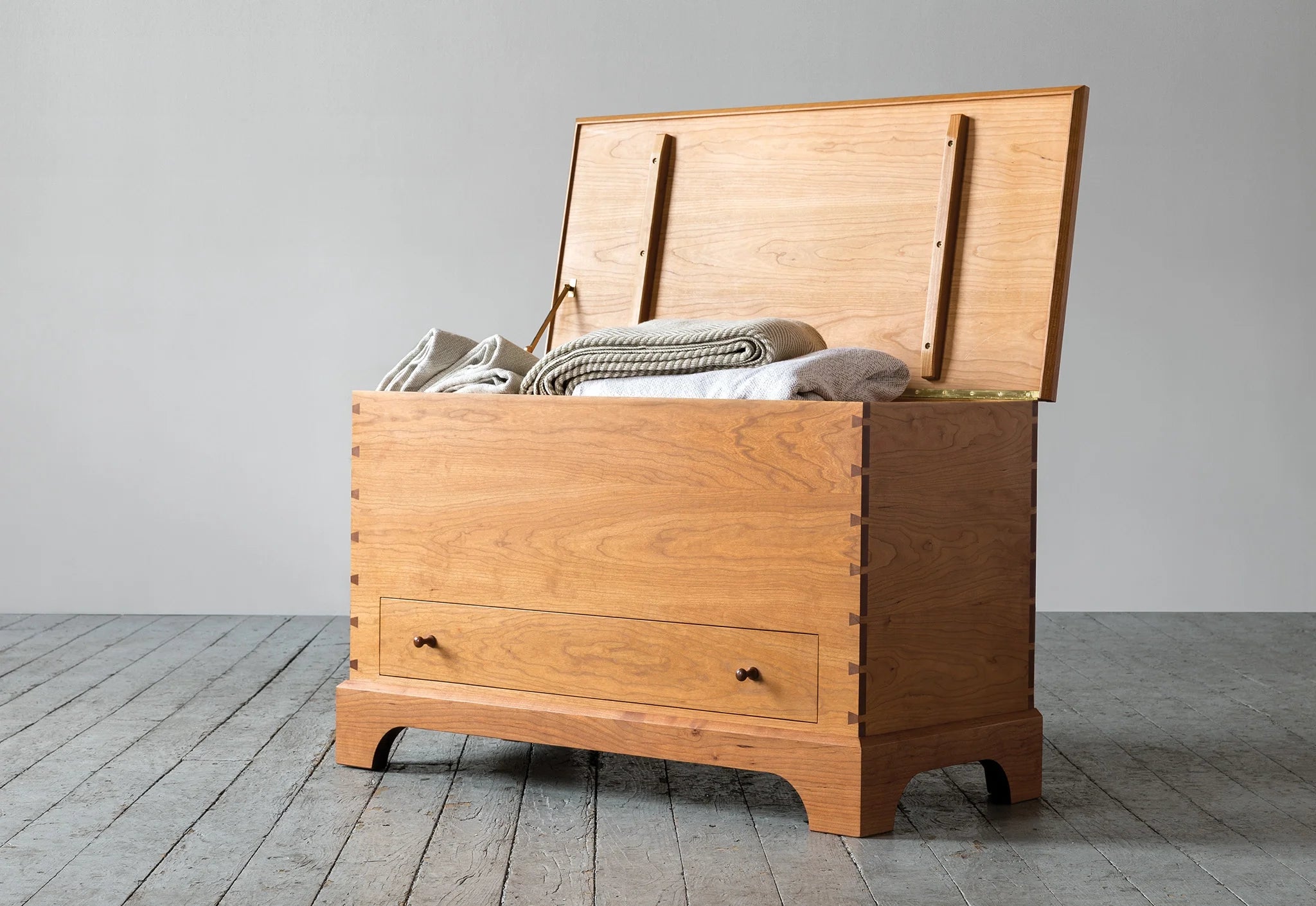 Coffre à couverture – Facilement confondu avec un objet de famille antique, le design de notre transcende la tradition, lui permettant de s'intégrer dans