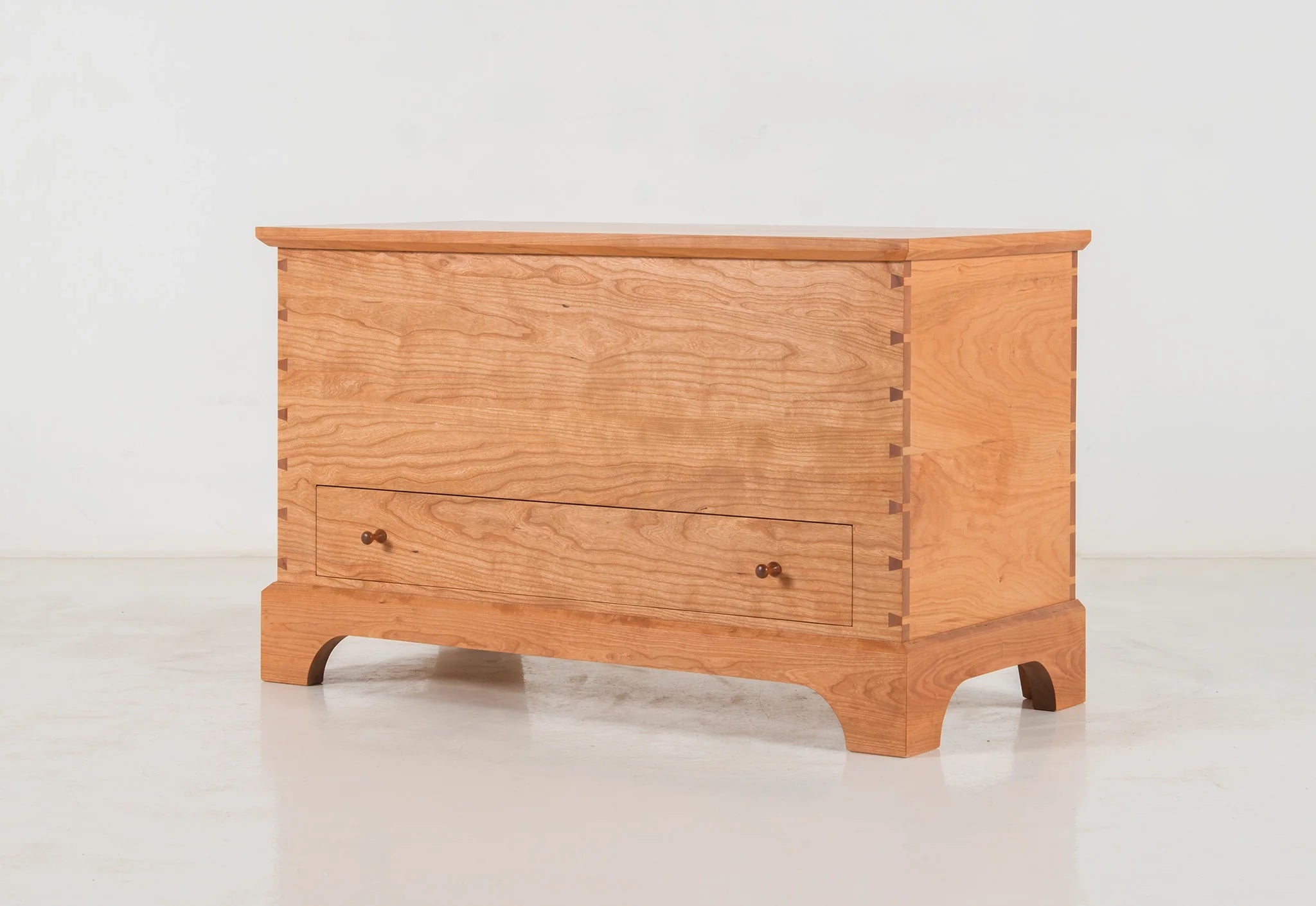 Coffre à couverture – Facilement confondu avec un objet de famille antique, le design de notre transcende la tradition, lui permettant de s'intégrer dans