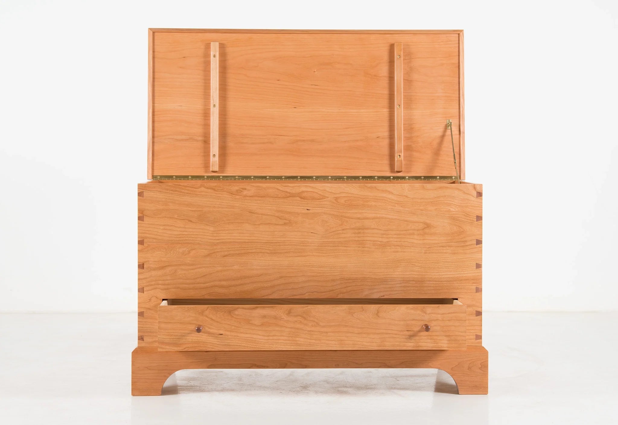 Coffre à couverture – Facilement confondu avec un objet de famille antique, le design de notre transcende la tradition, lui permettant de s'intégrer dans