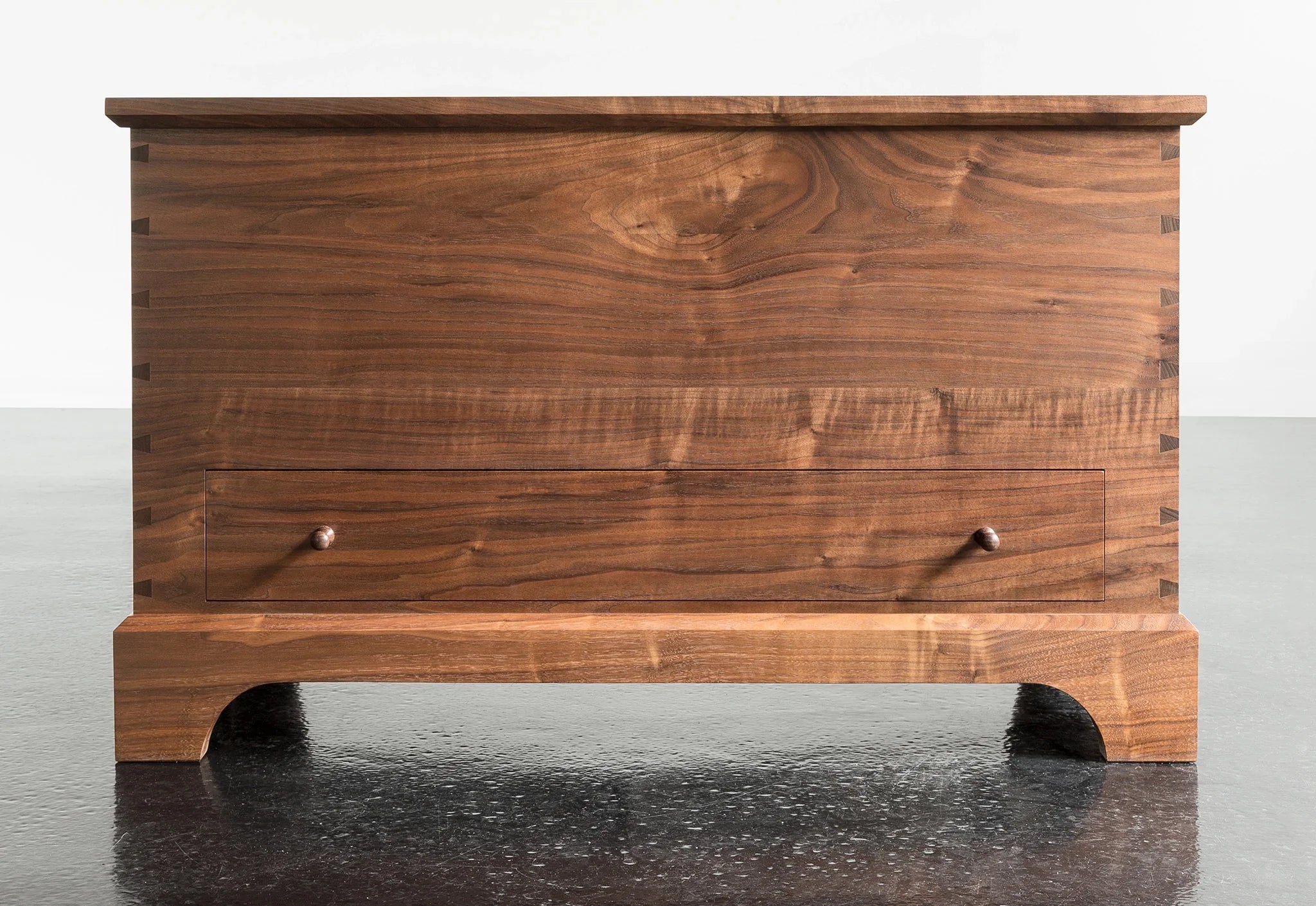 Coffre à couverture – Facilement confondu avec un objet de famille antique, le design de notre transcende la tradition, lui permettant de s'intégrer dans