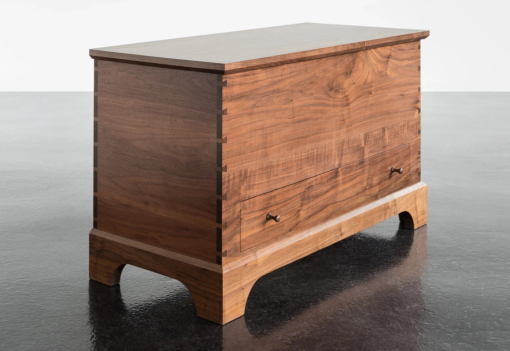 Coffre à couverture – Facilement confondu avec un objet de famille antique, le design de notre transcende la tradition, lui permettant de s'intégrer dans