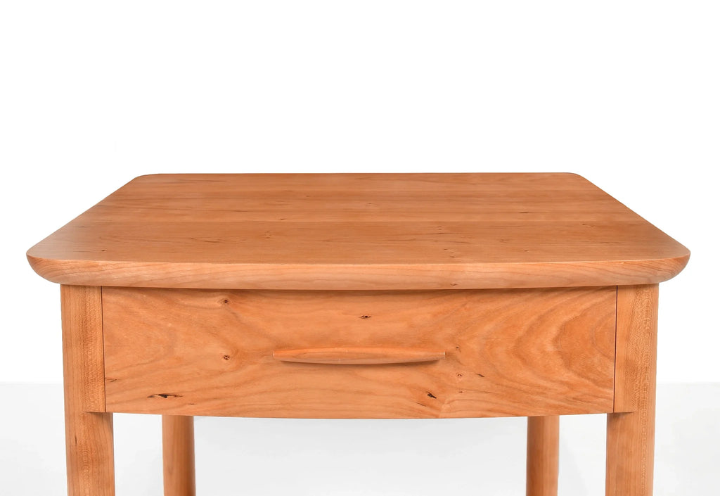 Table d'appoint - La collection est unie par le piètement effilé et les détails légèrement incurvés