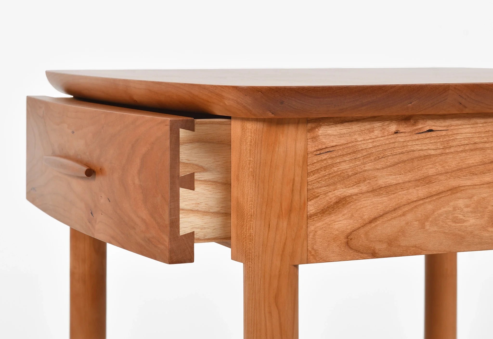 Table d'appoint - La collection est unie par le piètement effilé et les détails légèrement incurvés
