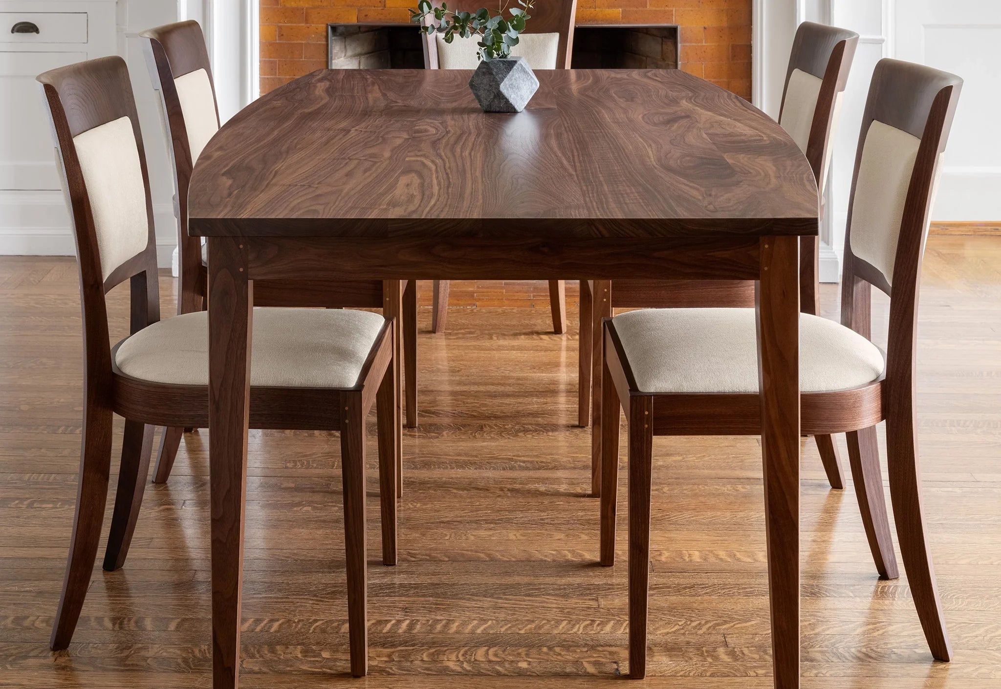 Table de bateau - La table, qui s'incline en son centre, imite la légère courbure de la crête, des bras et de l'assise – formant