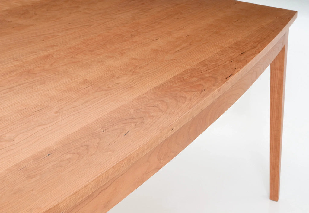 Table de bateau - La table, qui s'incline en son centre, imite la légère courbure de la crête, des bras et de l'assise – formant