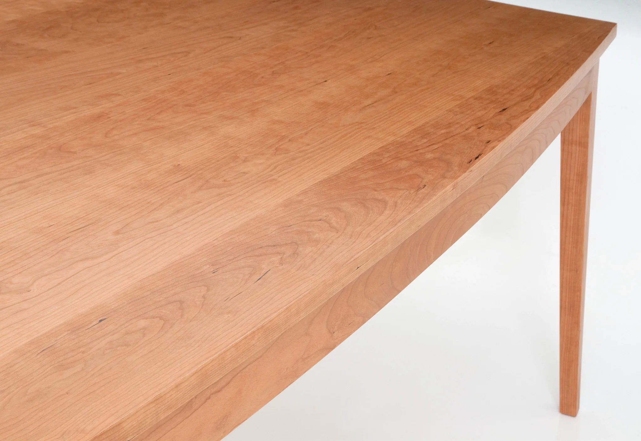 Table de bateau - La table, qui s'incline en son centre, imite la légère courbure de la crête, des bras et de l'assise – formant