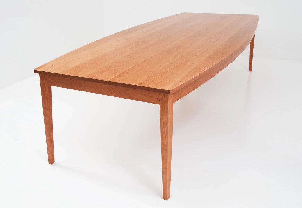 Table de bateau - La table, qui s'incline en son centre, imite la légère courbure de la crête, des bras et de l'assise – formant