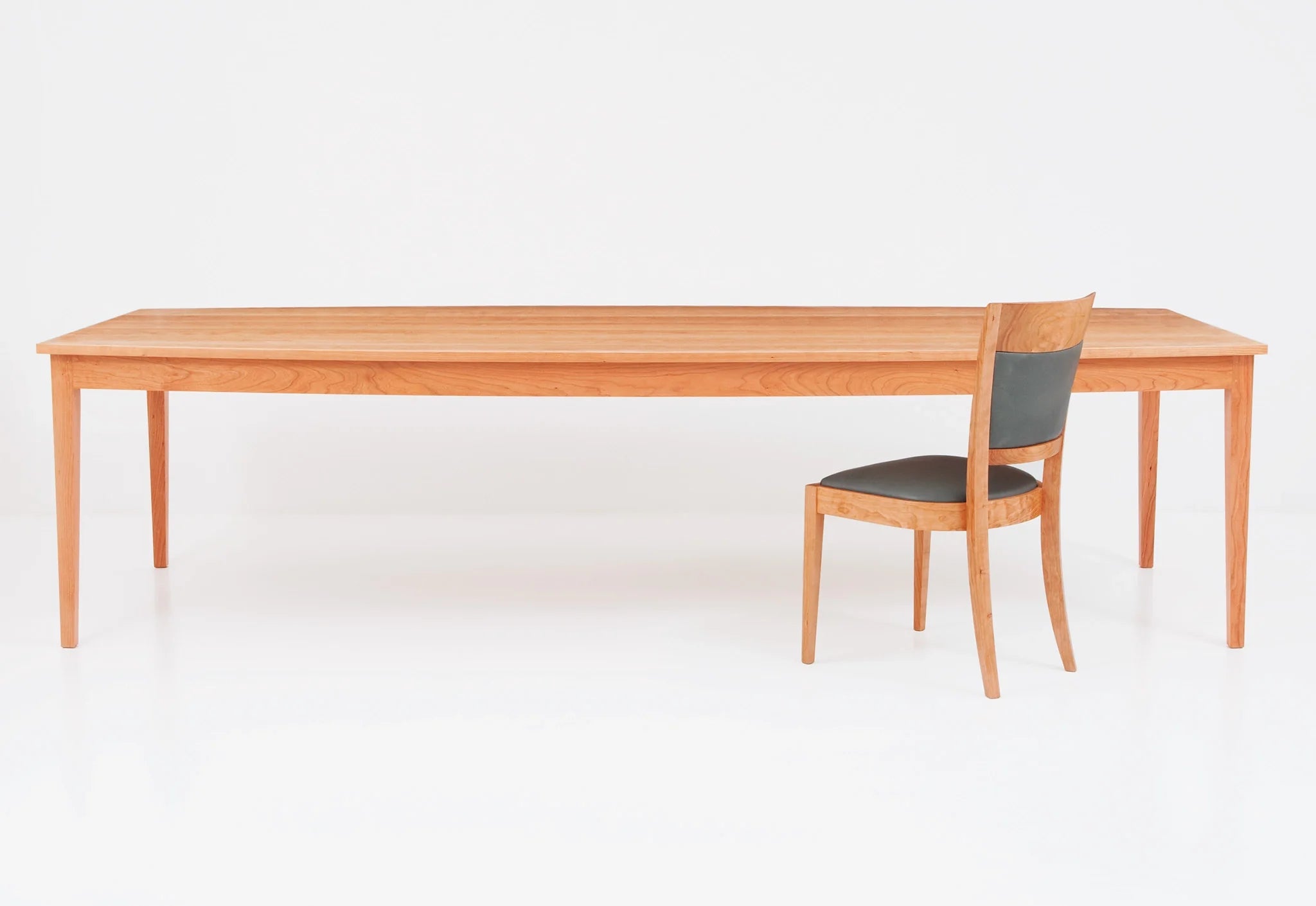 Table de bateau - La table, qui s'incline en son centre, imite la légère courbure de la crête, des bras et de l'assise – formant