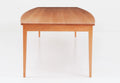 Table de bateau - La table, qui s'incline en son centre, imite la légère courbure de la crête, des bras et de l'assise – formant