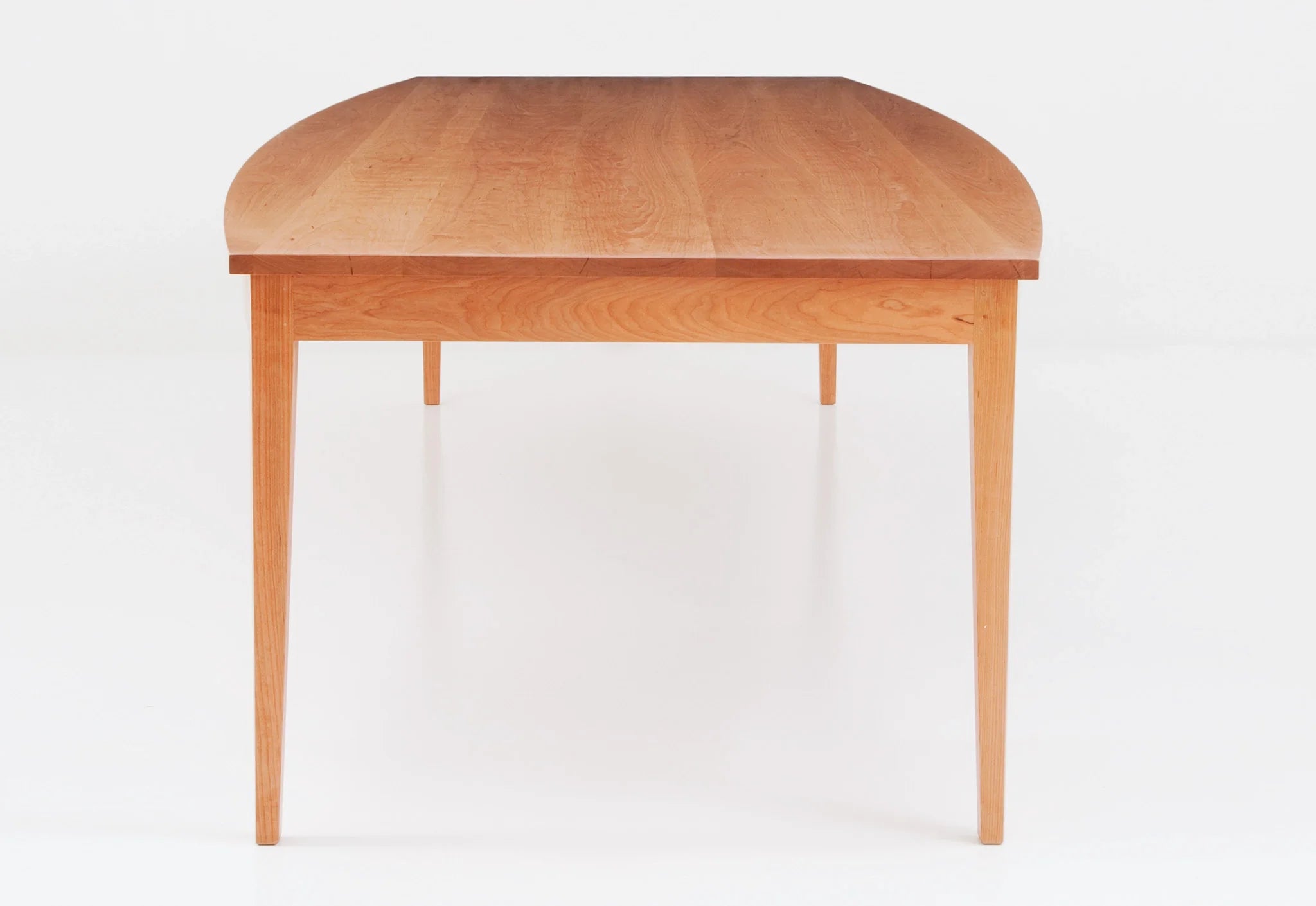 Table de bateau - La table, qui s'incline en son centre, imite la légère courbure de la crête, des bras et de l'assise – formant