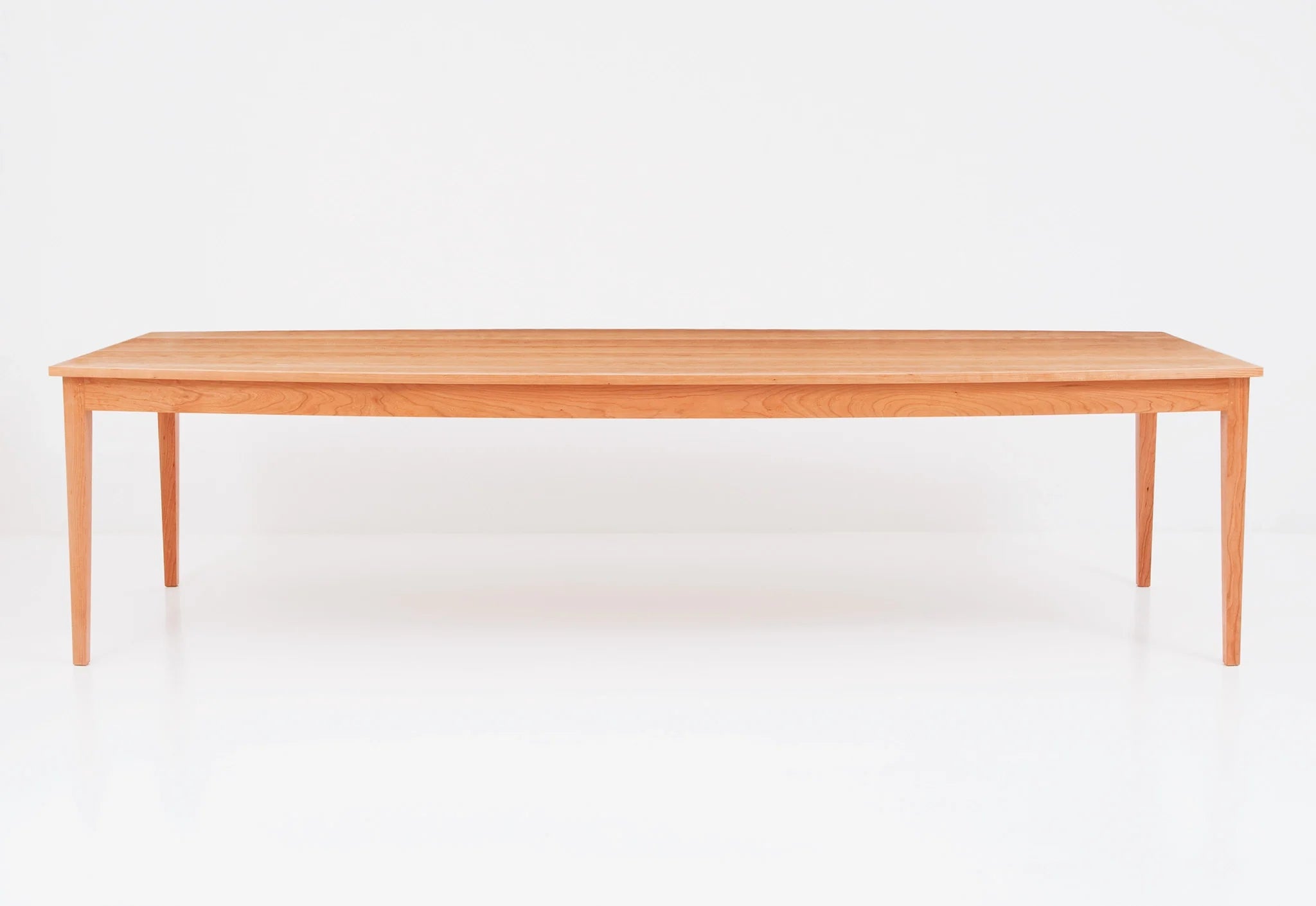 Table de bateau - La table, qui s'incline en son centre, imite la légère courbure de la crête, des bras et de l'assise – formant