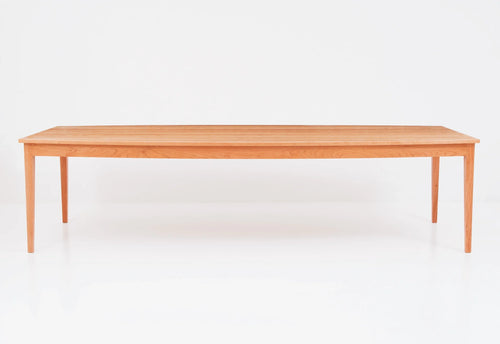 Table de bateau - La table, qui s'incline en son centre, imite la légère courbure de la crête, des bras et de l'assise – formant