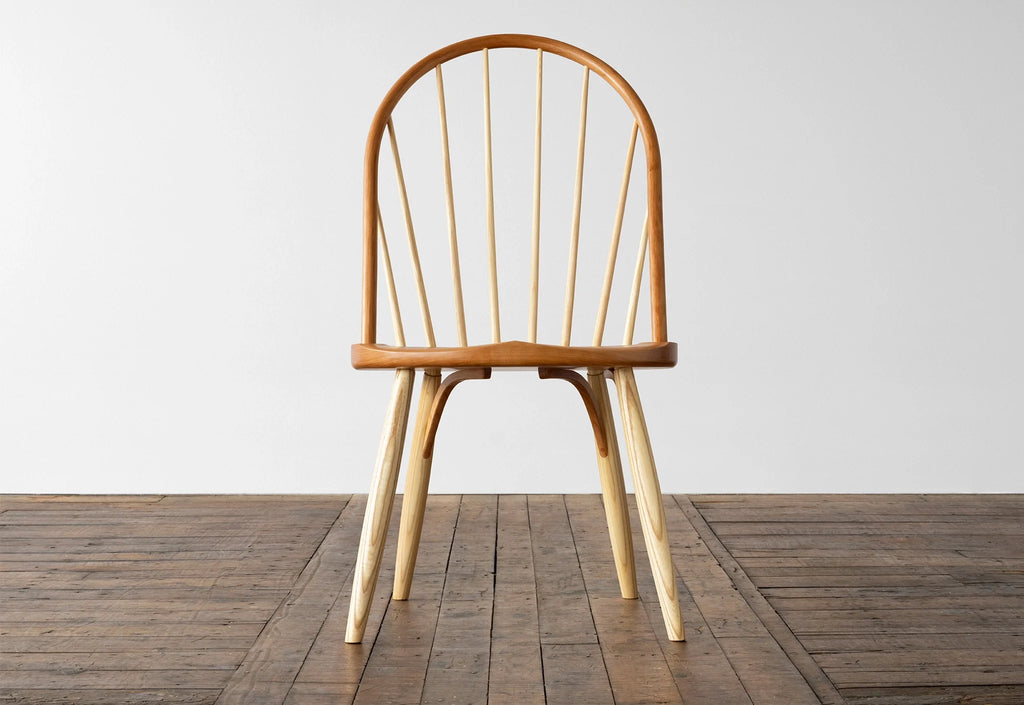 Chaise Bowback – Caractérisée par son arc lamellé-collé unique, qui se courbe au-dessus de huit fuseaux élancés en frêne, la chaise