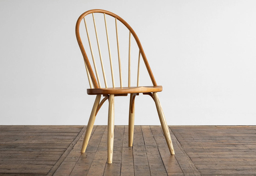 Chaise Bowback – Caractérisée par son arc lamellé-collé unique, qui se courbe au-dessus de huit fuseaux élancés en frêne, la chaise