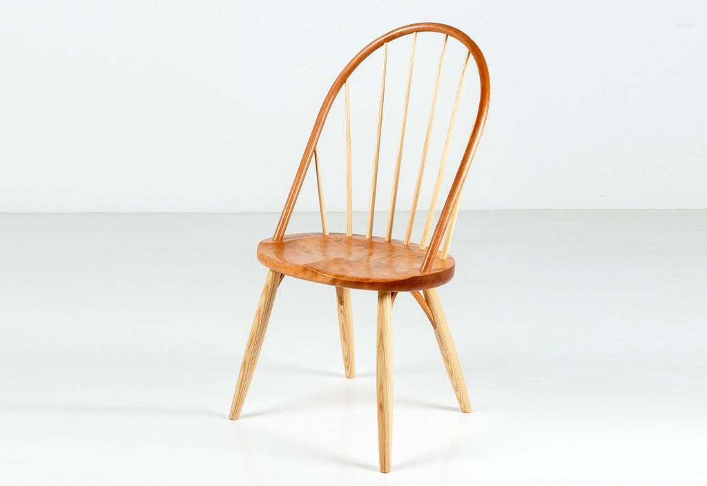 Chaise Bowback – Caractérisée par son arc lamellé-collé unique, qui se courbe au-dessus de huit fuseaux élancés en frêne, la chaise