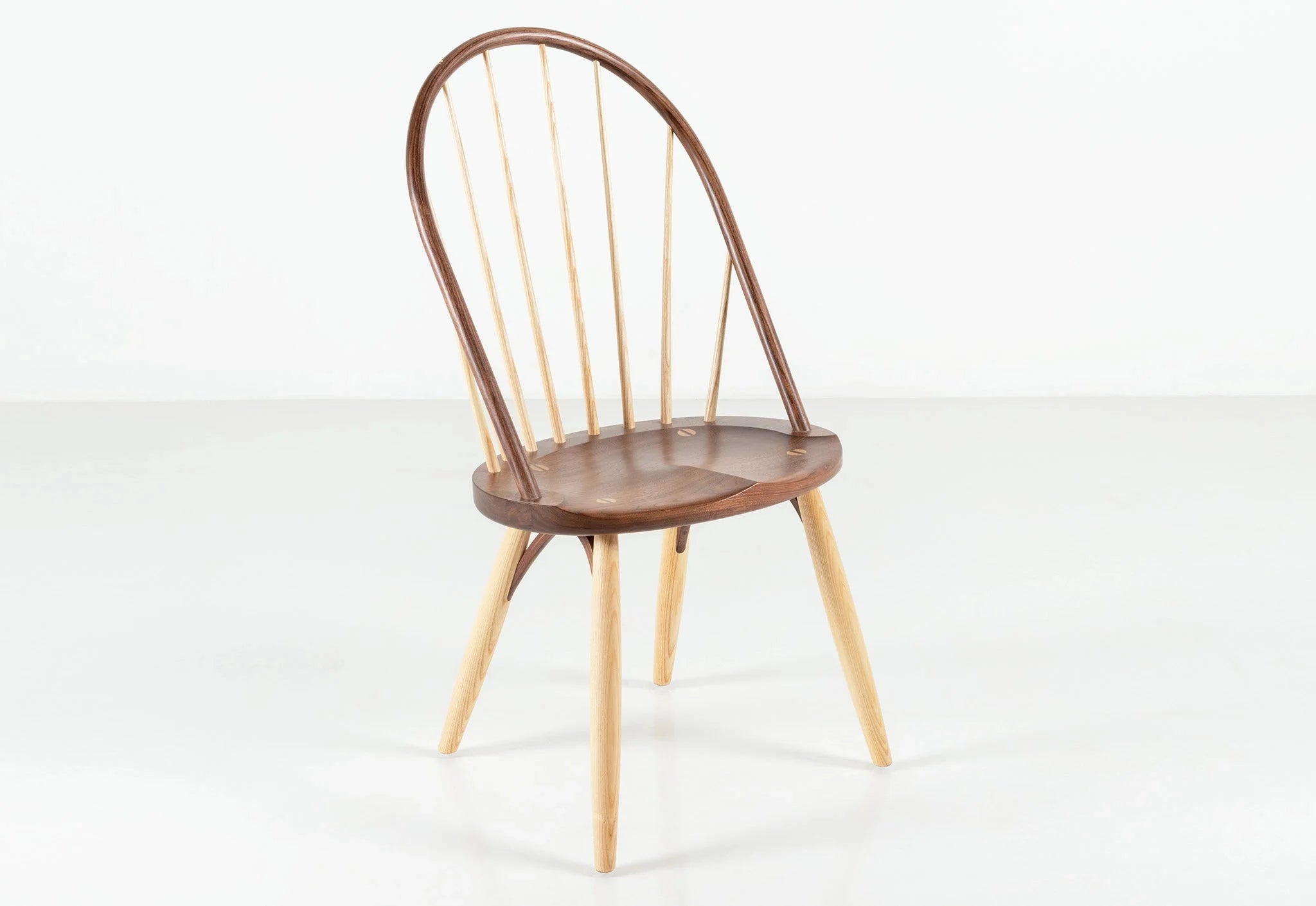 Chaise Bowback – Caractérisée par son arc lamellé-collé unique, qui se courbe au-dessus de huit fuseaux élancés en frêne, la chaise