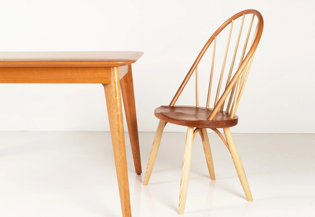 Chaise Bowback – Caractérisée par son arc lamellé-collé unique, qui se courbe au-dessus de huit fuseaux élancés en frêne, la chaise