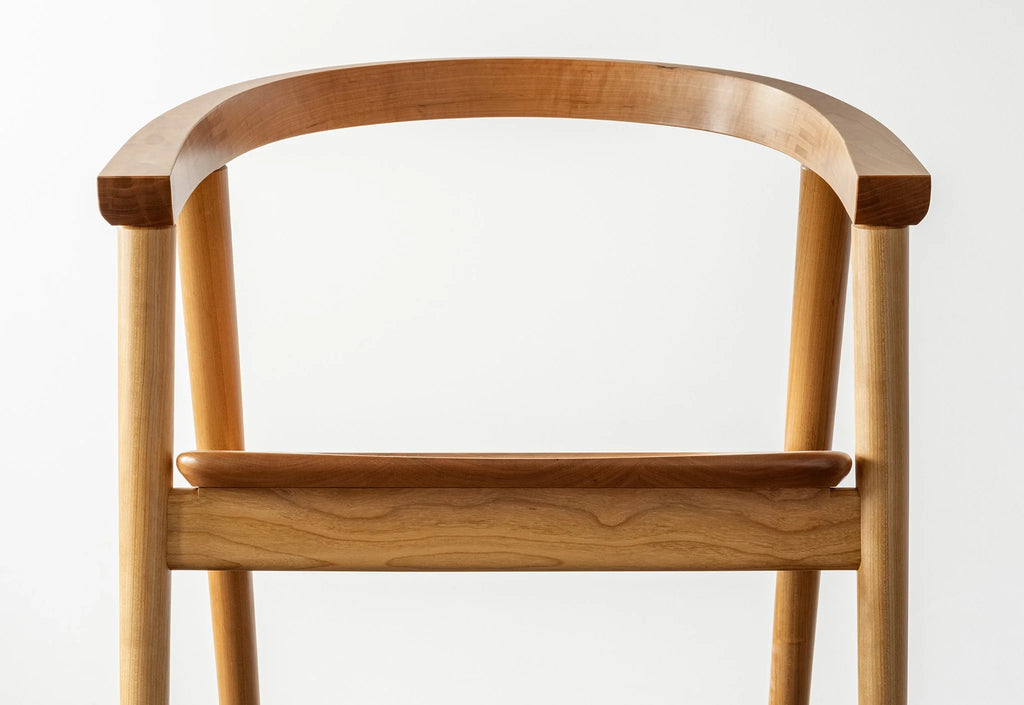 Chaise - Grâce à la géométrie bien pensée de l'assise et à sa relation avec l'accoudoir continu et le dossier, la