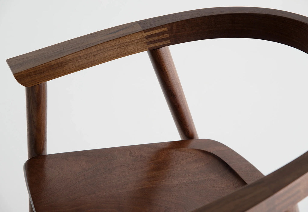 Chaise - Grâce à la géométrie bien pensée de l'assise et à sa relation avec l'accoudoir continu et le dossier, la