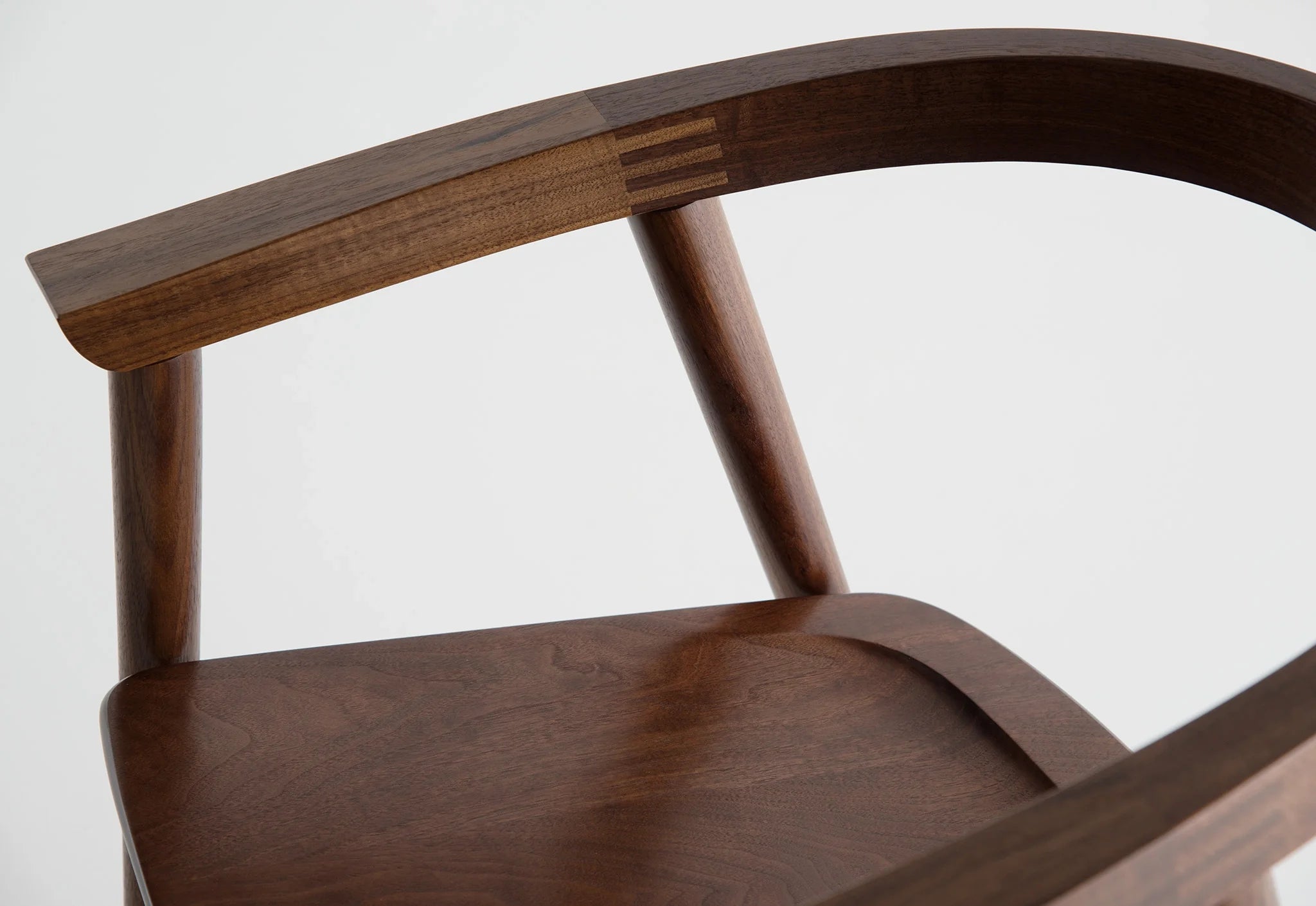 Chaise - Grâce à la géométrie bien pensée de l'assise et à sa relation avec l'accoudoir continu et le dossier, la