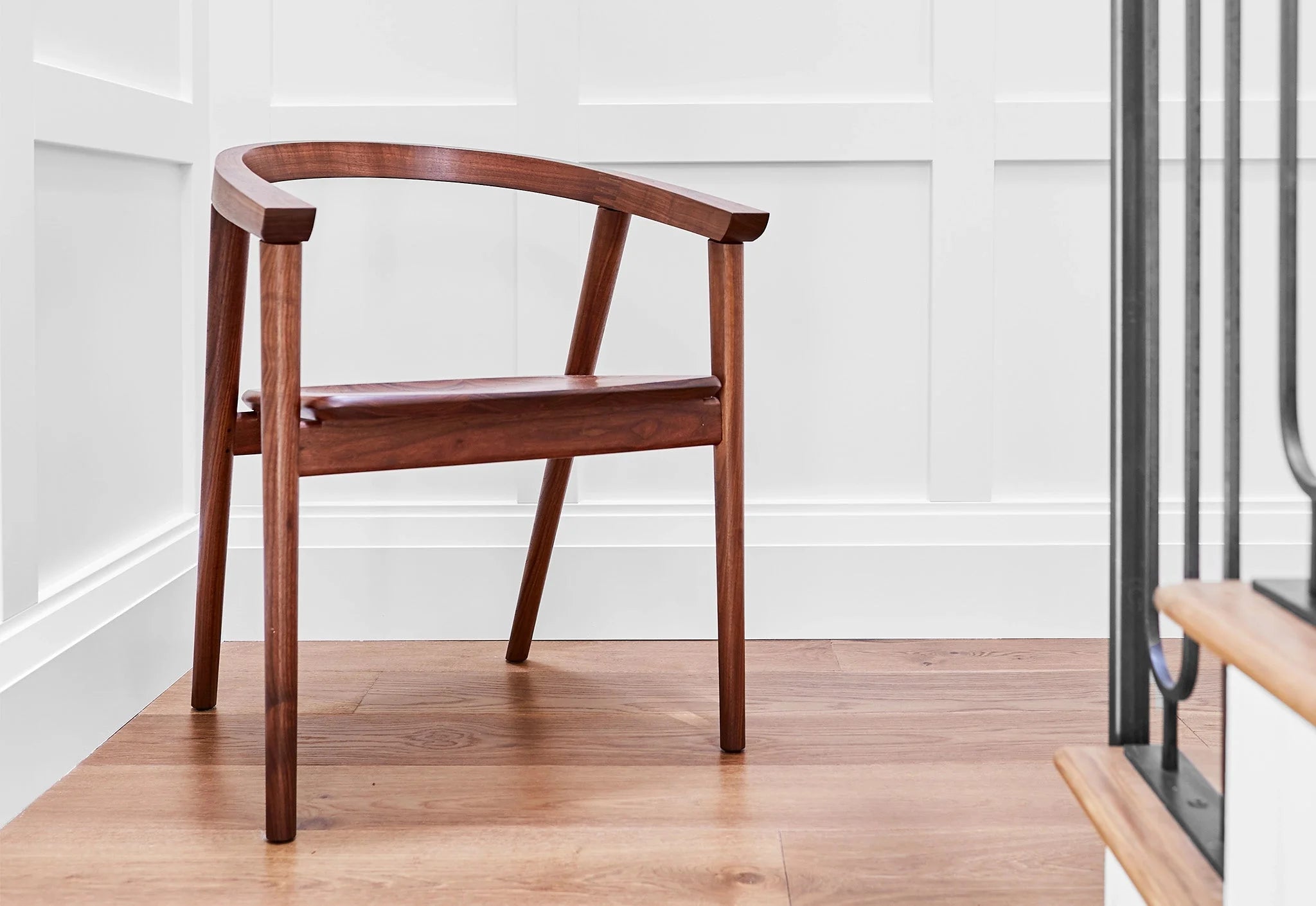 Chaise - Grâce à la géométrie bien pensée de l'assise et à sa relation avec l'accoudoir continu et le dossier, la
