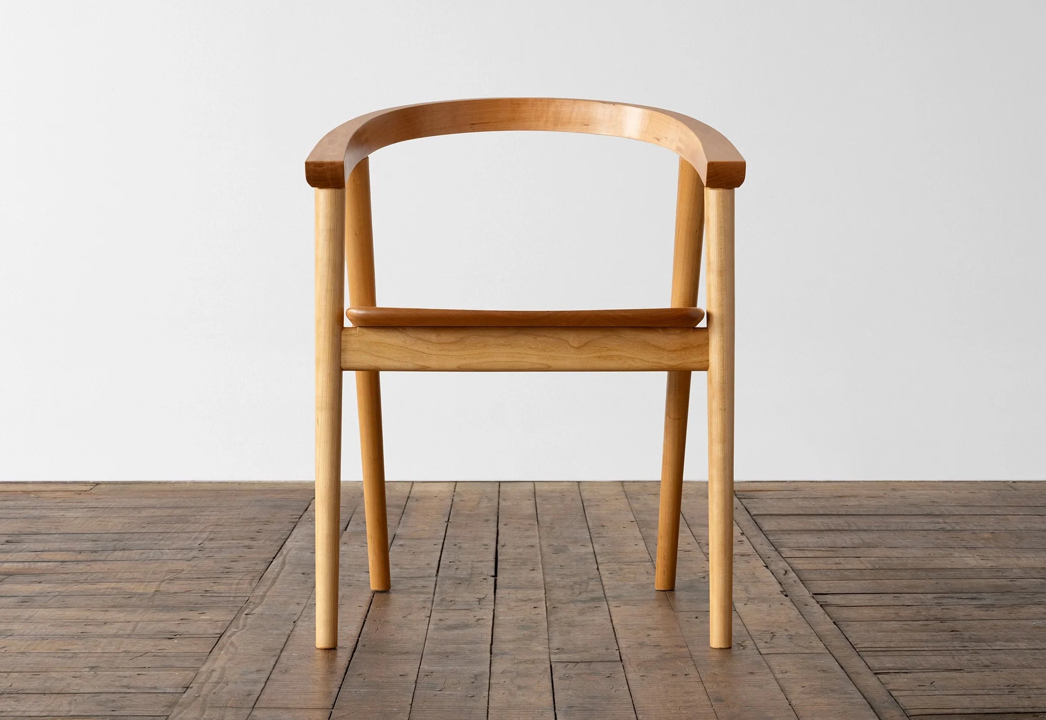 Chaise - Grâce à la géométrie bien pensée de l'assise et à sa relation avec l'accoudoir continu et le dossier, la