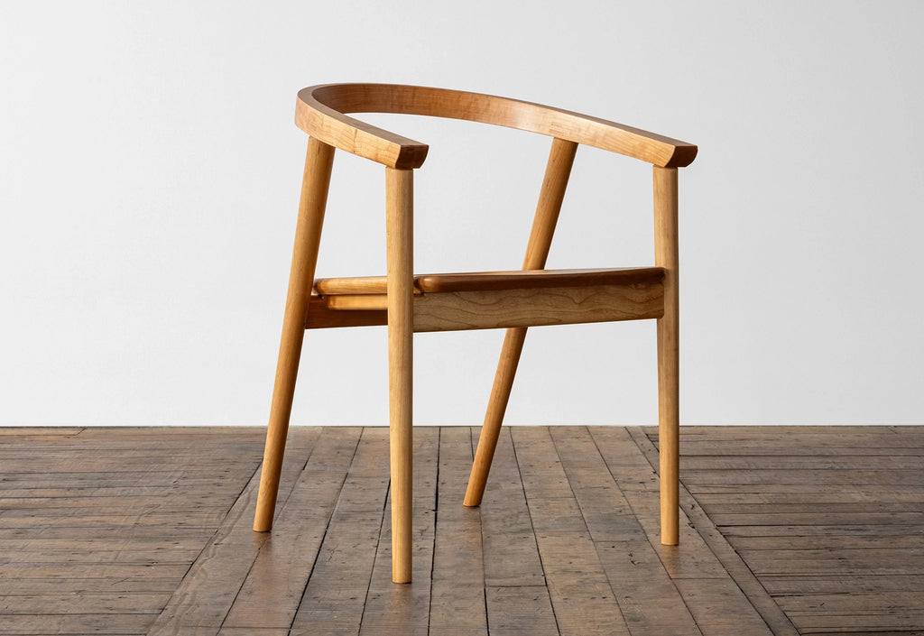 Chaise - Grâce à la géométrie bien pensée de l'assise et à sa relation avec l'accoudoir continu et le dossier, la
