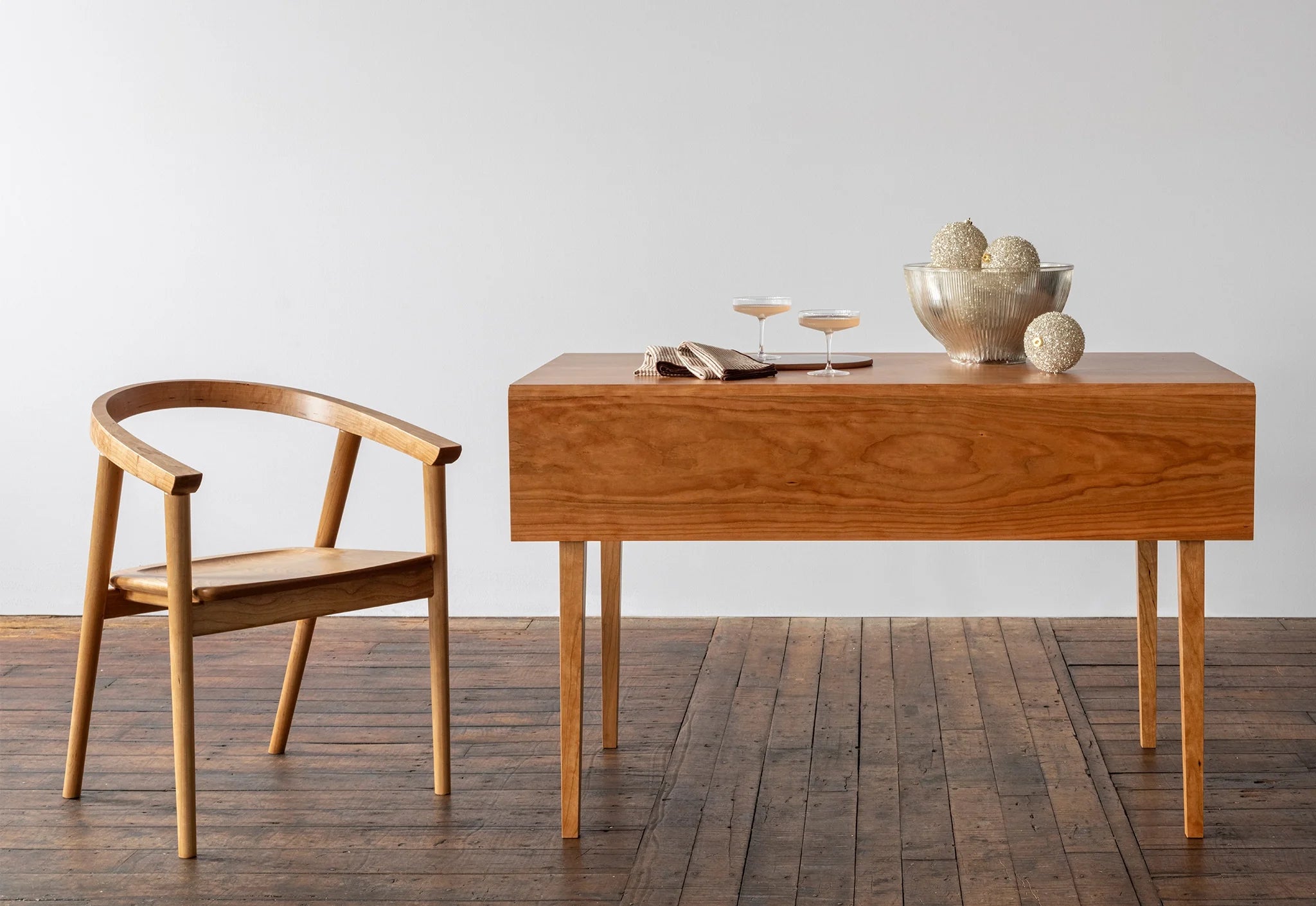 Chaise - Grâce à la géométrie bien pensée de l'assise et à sa relation avec l'accoudoir continu et le dossier, la