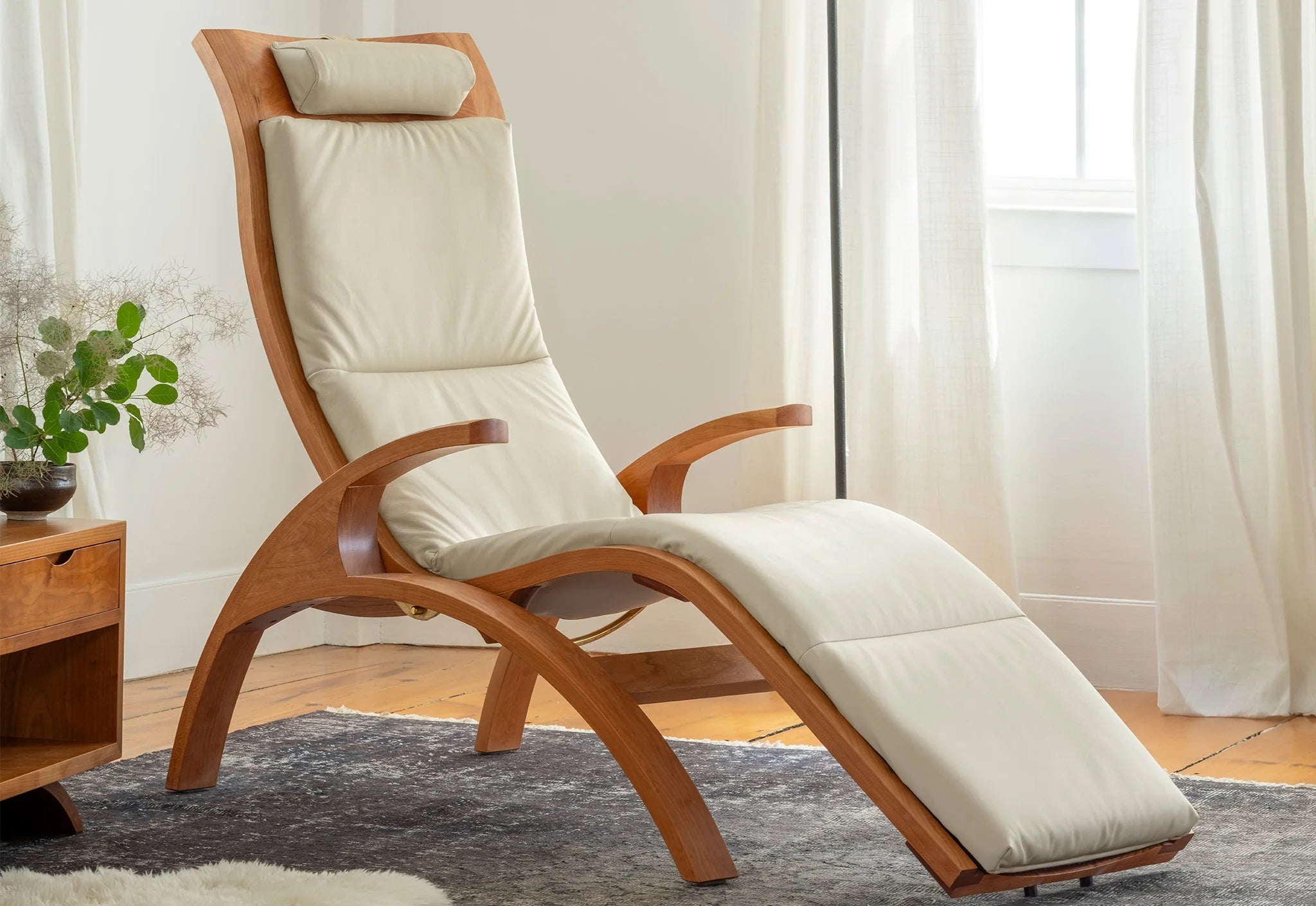 Chaise - Conçue en collaboration entre et notre puise son inspiration dans le mobilier contemporain créé par