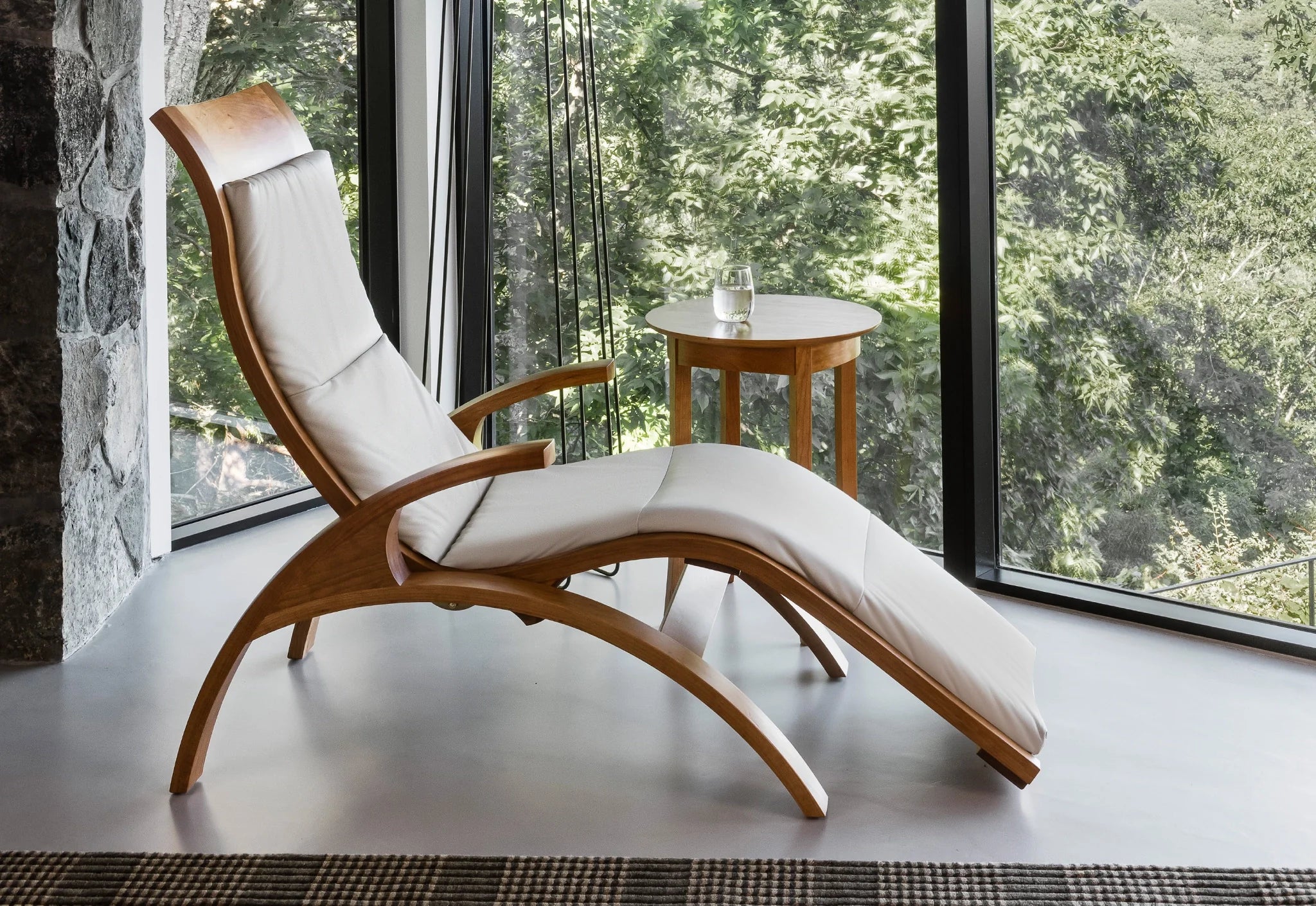 Chaise - Conçue en collaboration entre et notre puise son inspiration dans le mobilier contemporain créé par